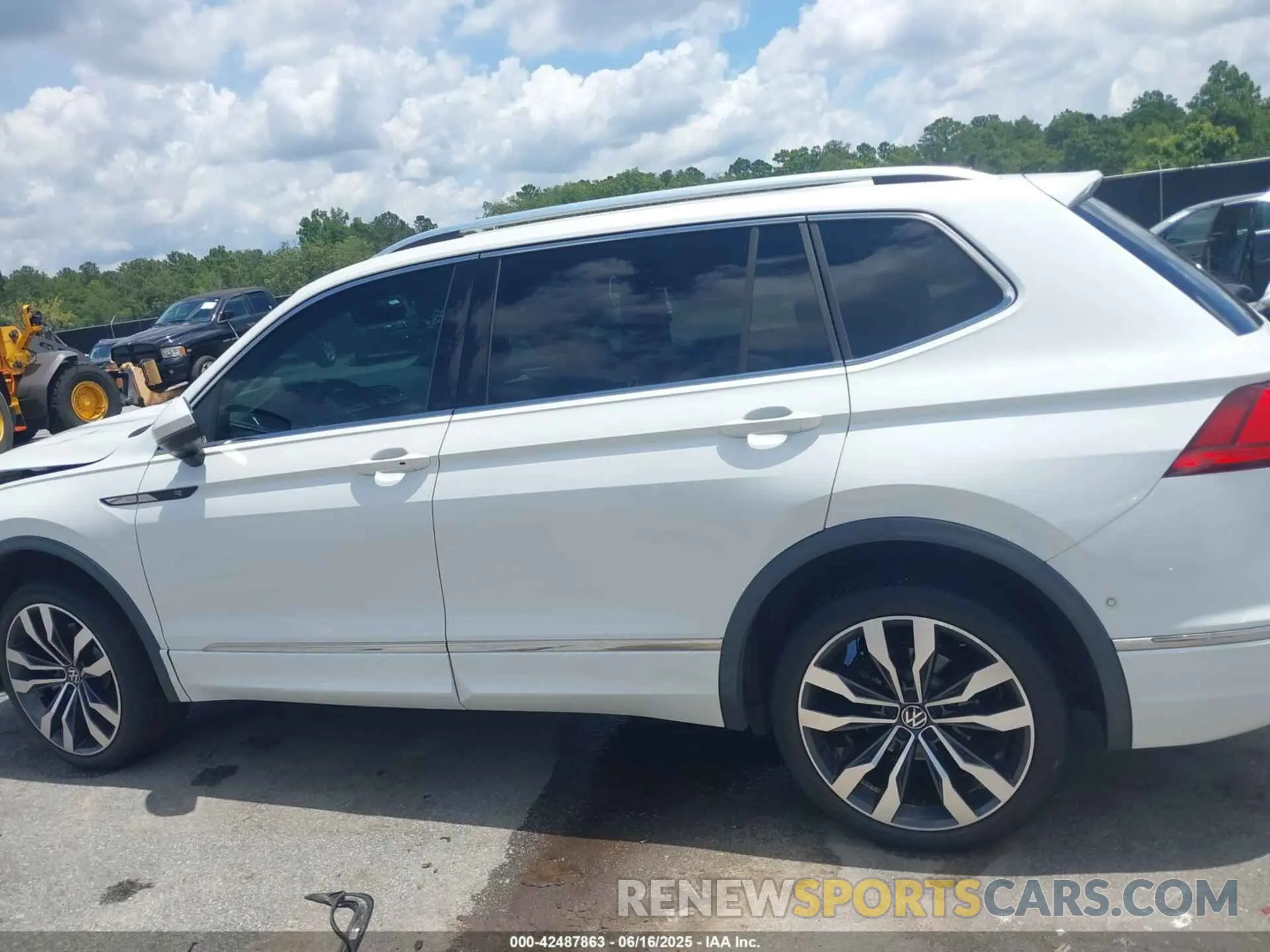 14 Photograph of a damaged car 3VV4B7AX1NM018304 VOLKSWAGEN TIGUAN 2022