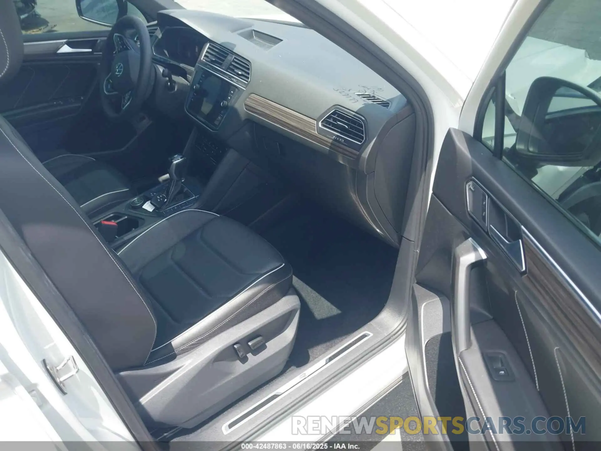 5 Photograph of a damaged car 3VV4B7AX1NM018304 VOLKSWAGEN TIGUAN 2022