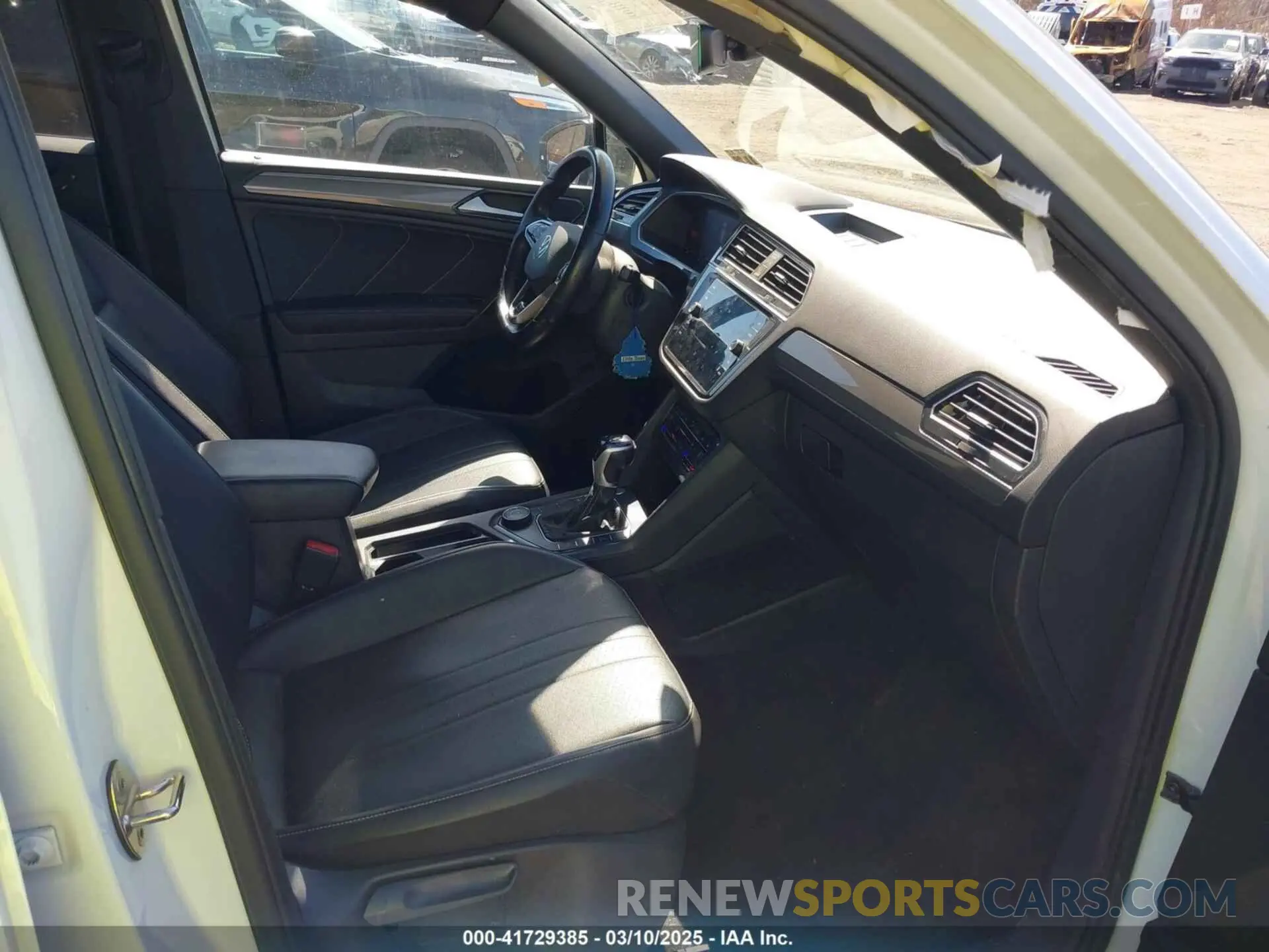 5 Photograph of a damaged car 3VV8B7AX4NM027208 VOLKSWAGEN TIGUAN 2022