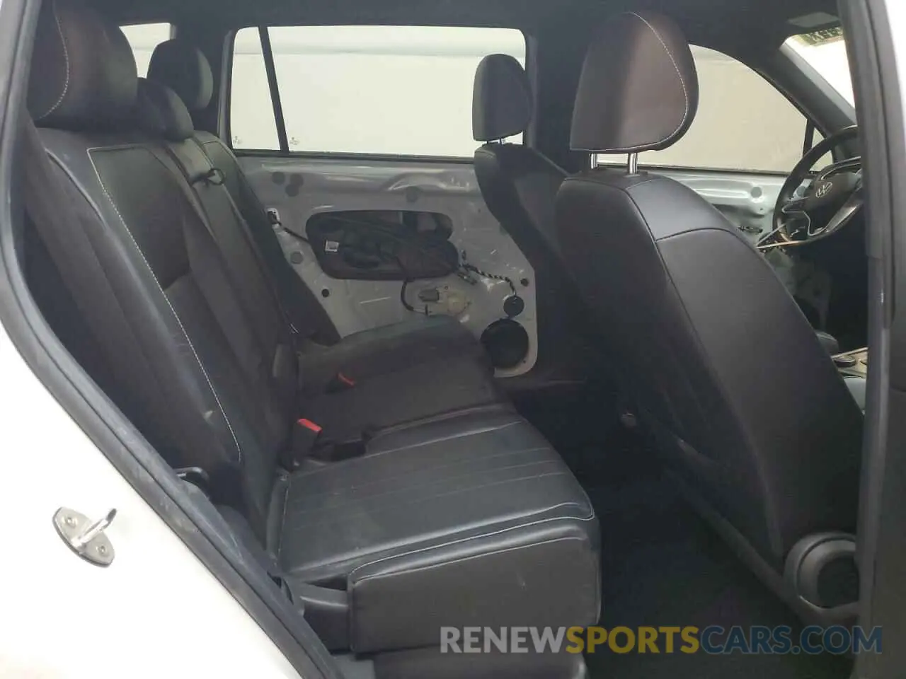 11 Photograph of a damaged car 3VV8B7AX7NM005462 VOLKSWAGEN TIGUAN 2022