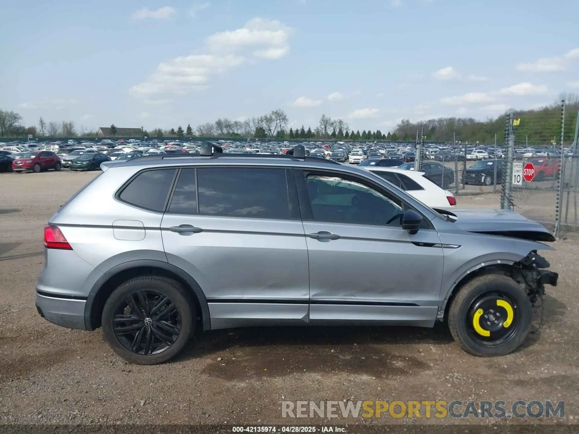 11 Photograph of a damaged car 3VV8B7AX7NM030703 VOLKSWAGEN TIGUAN 2022