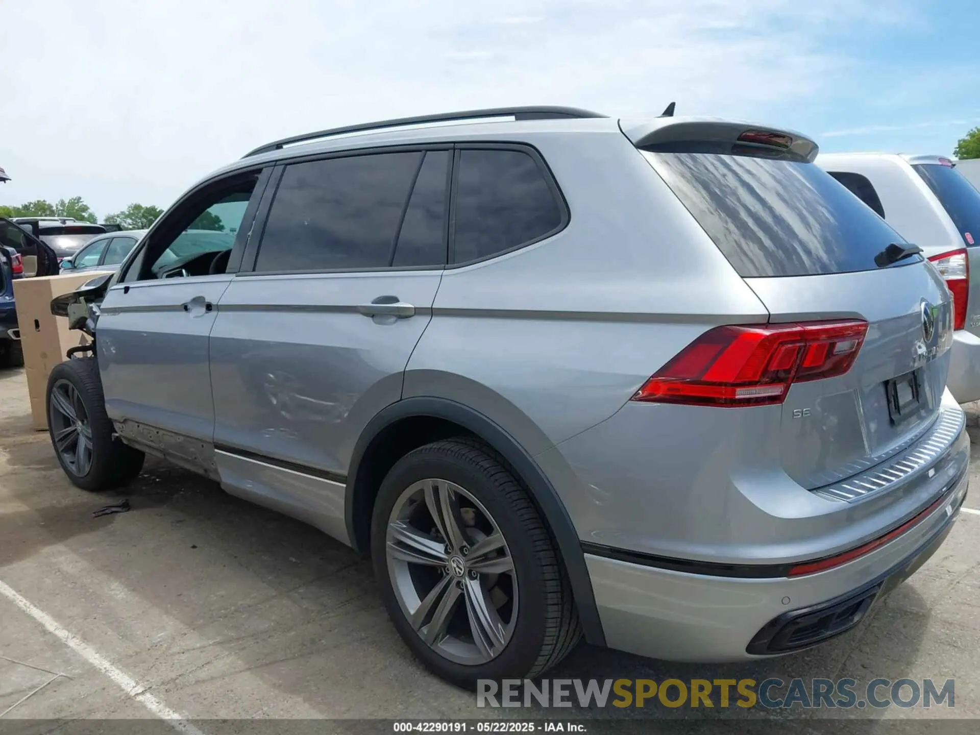 14 Photograph of a damaged car 3VV8B7AX9NM093043 VOLKSWAGEN TIGUAN 2022