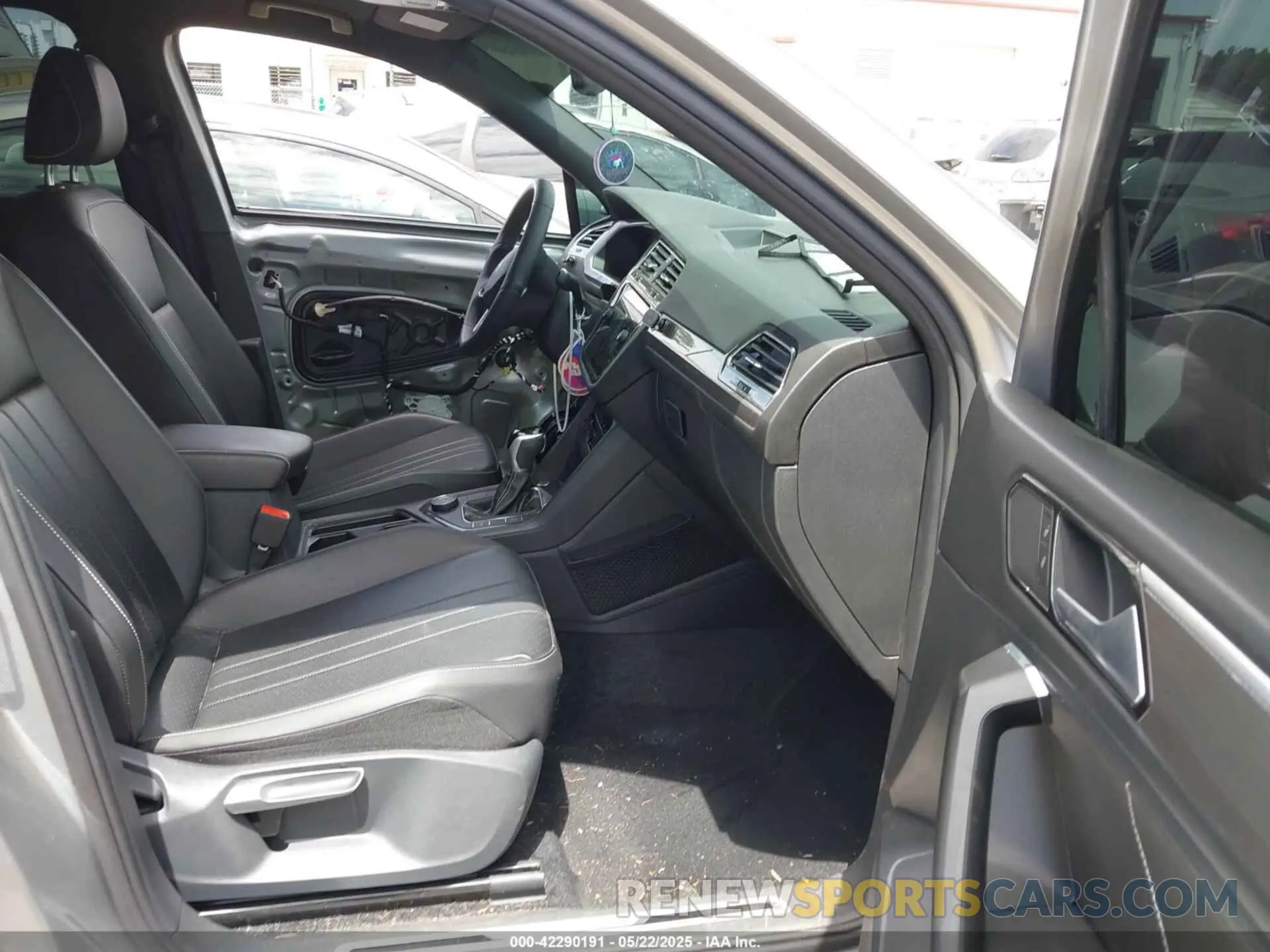 5 Photograph of a damaged car 3VV8B7AX9NM093043 VOLKSWAGEN TIGUAN 2022