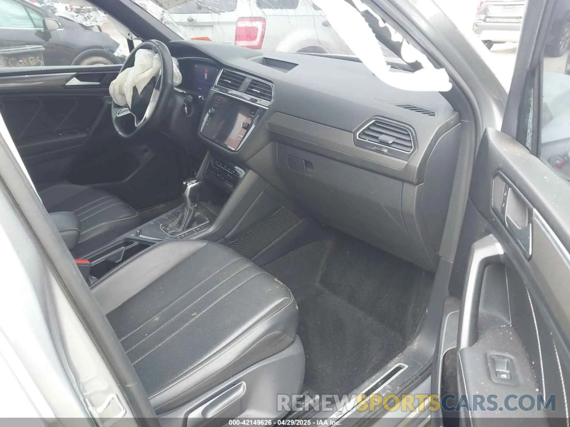 5 Photograph of a damaged car 3VVCB7AX1NM065960 VOLKSWAGEN TIGUAN 2022