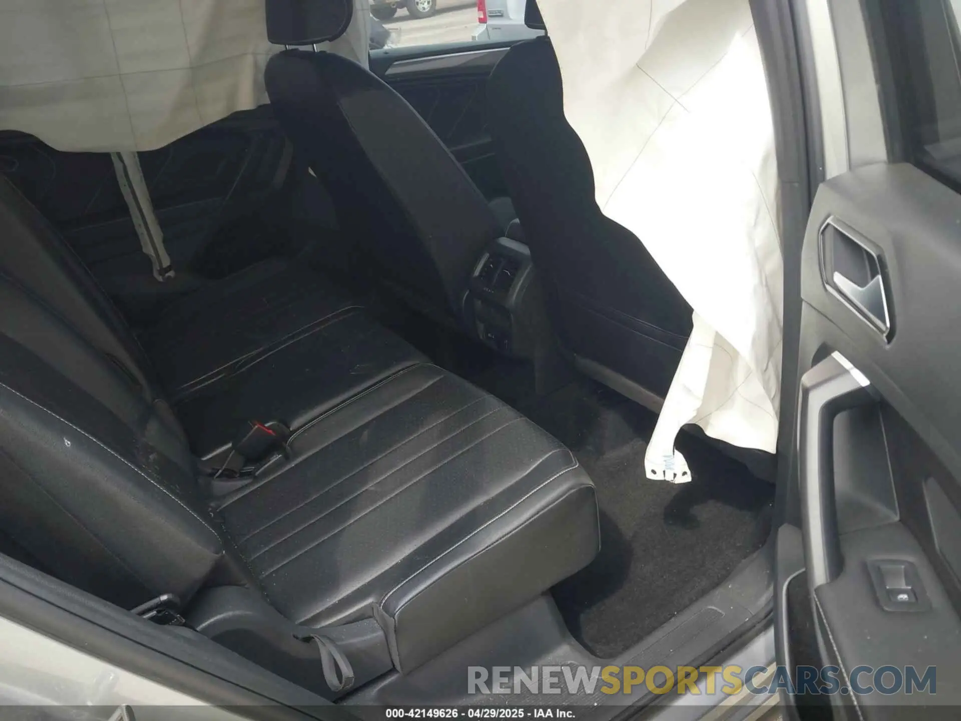 8 Photograph of a damaged car 3VVCB7AX1NM065960 VOLKSWAGEN TIGUAN 2022