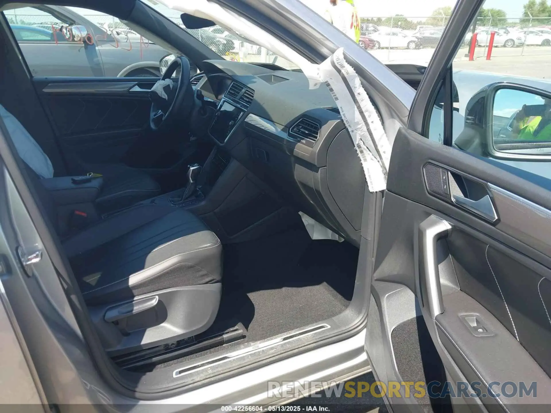 5 Photograph of a damaged car 3VVCB7AX2NM003645 VOLKSWAGEN TIGUAN 2022