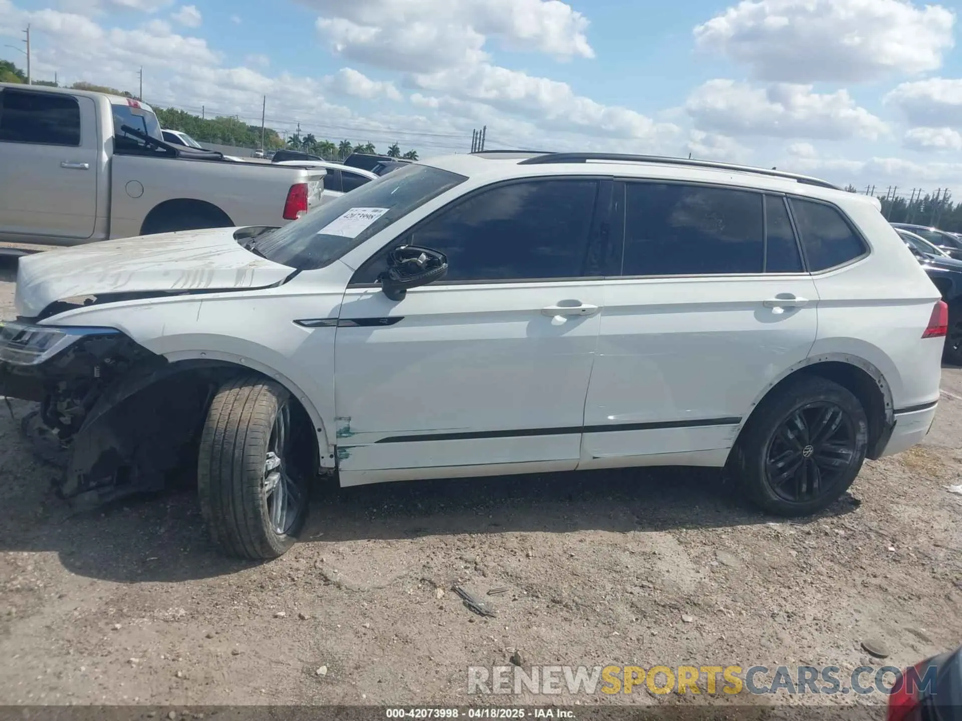 14 Photograph of a damaged car 3VVCB7AX5NM040222 VOLKSWAGEN TIGUAN 2022