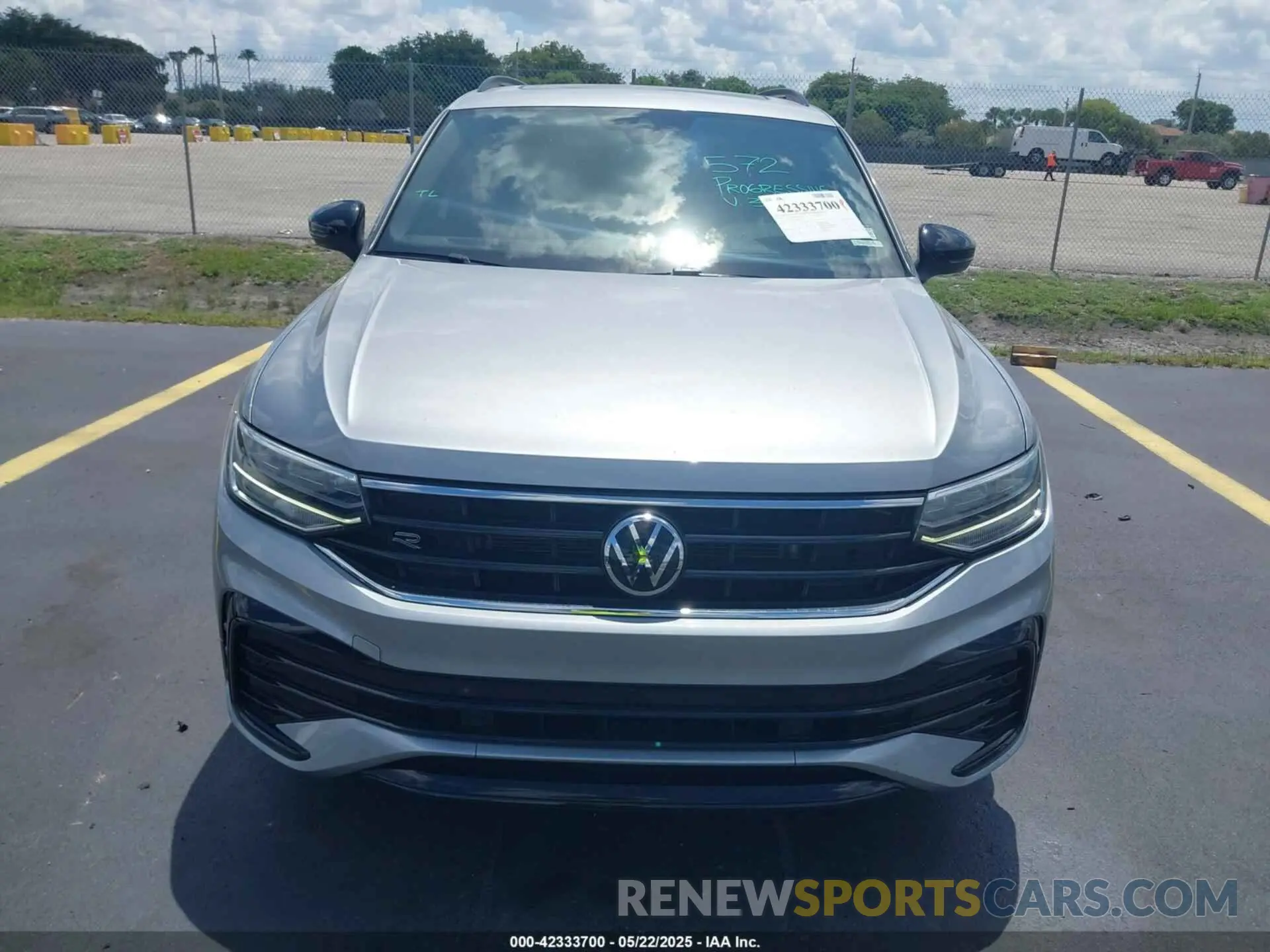 12 Photograph of a damaged car 3VVCB7AX5NM063130 VOLKSWAGEN TIGUAN 2022