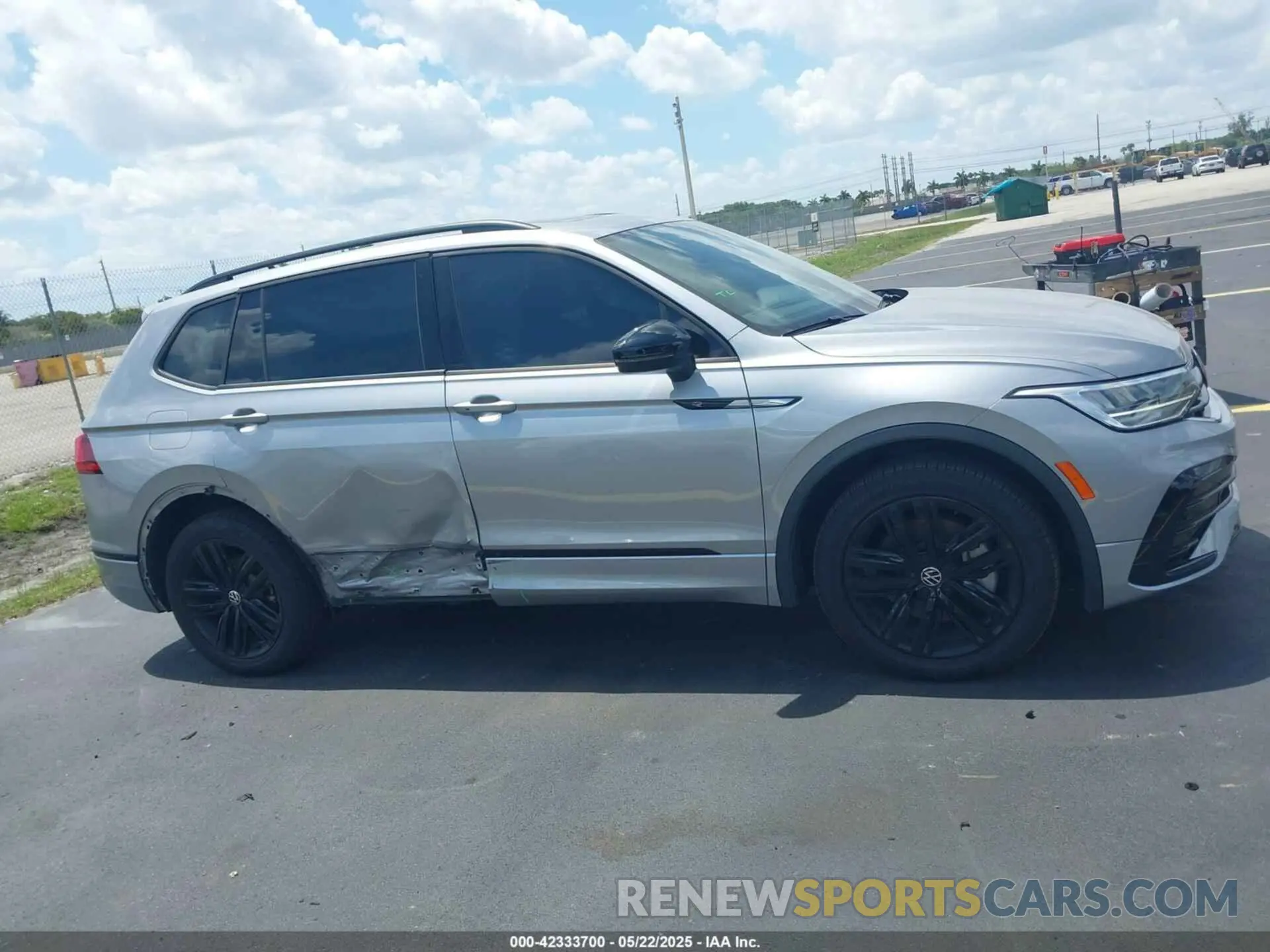 13 Photograph of a damaged car 3VVCB7AX5NM063130 VOLKSWAGEN TIGUAN 2022