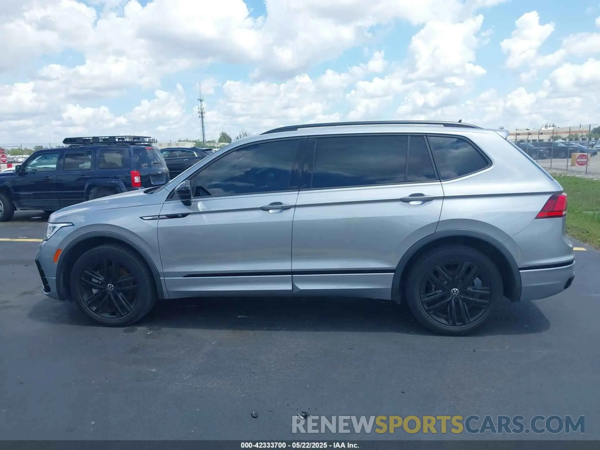 14 Photograph of a damaged car 3VVCB7AX5NM063130 VOLKSWAGEN TIGUAN 2022