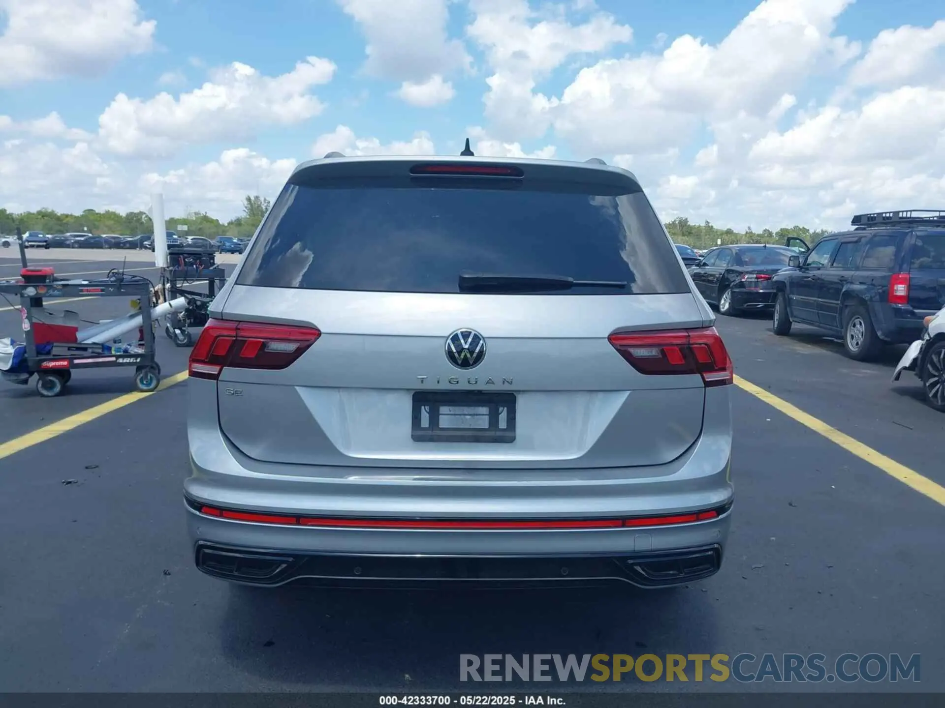 16 Photograph of a damaged car 3VVCB7AX5NM063130 VOLKSWAGEN TIGUAN 2022
