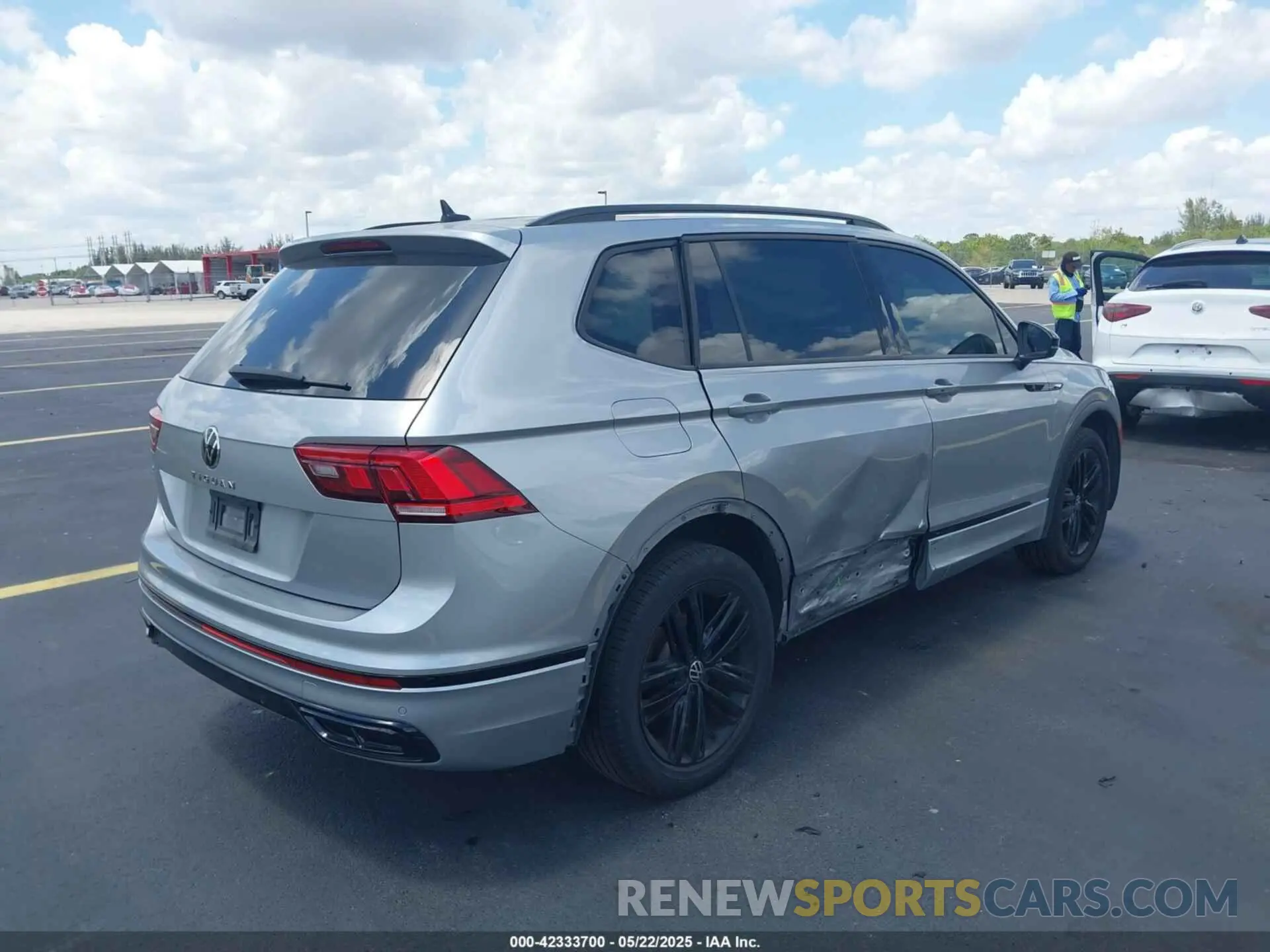 4 Photograph of a damaged car 3VVCB7AX5NM063130 VOLKSWAGEN TIGUAN 2022