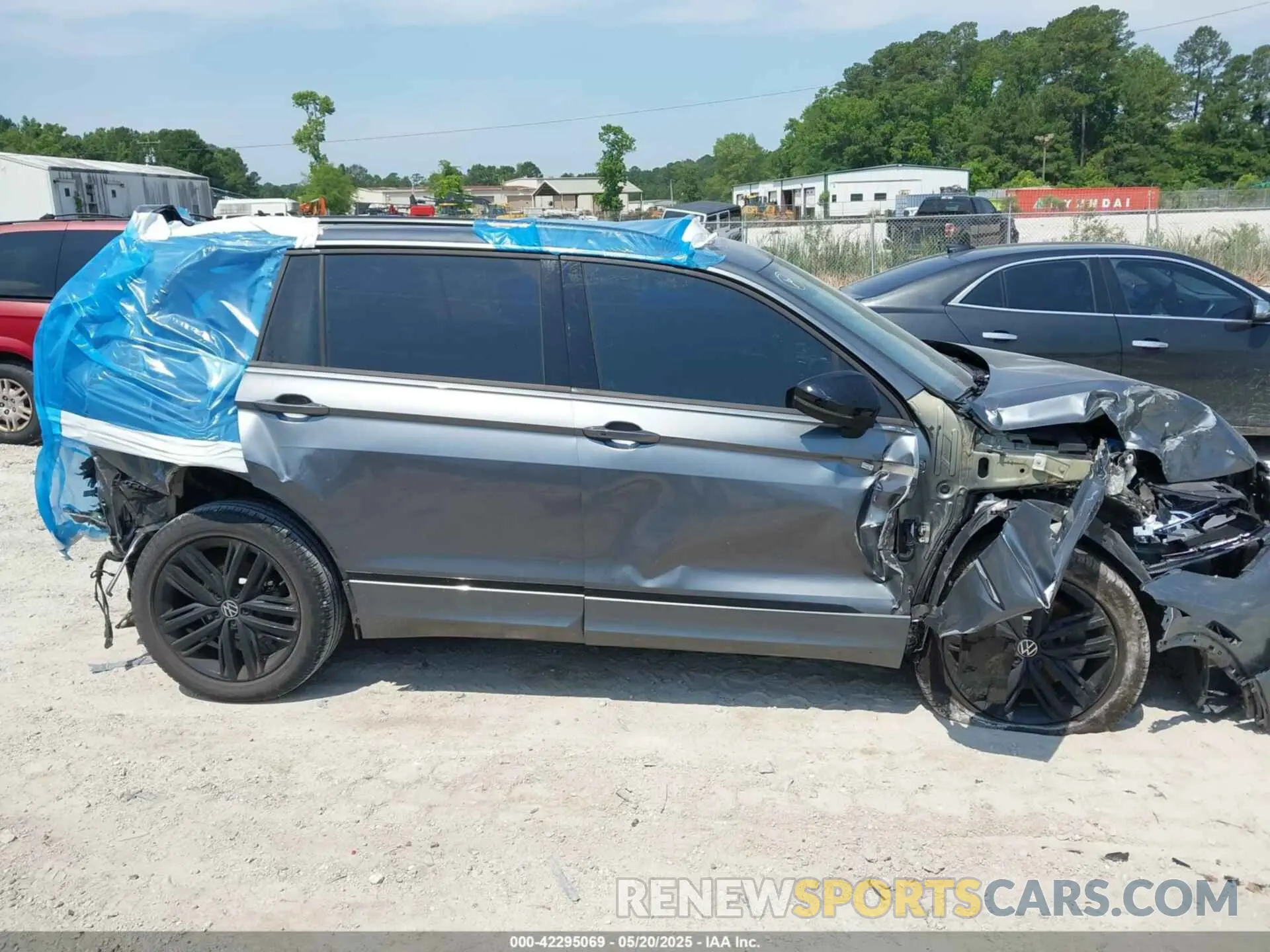13 Photograph of a damaged car 3VVCB7AX5NM104260 VOLKSWAGEN TIGUAN 2022