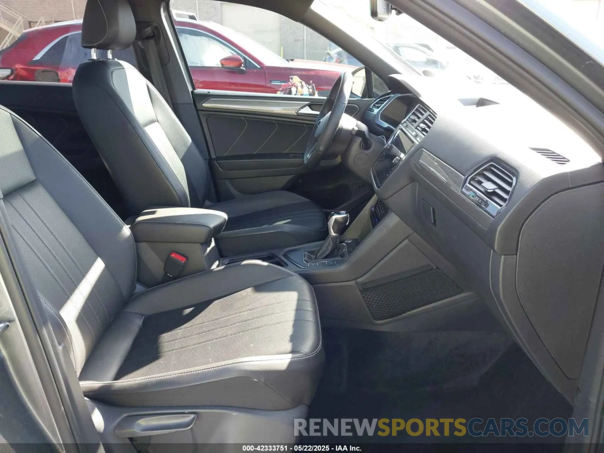 5 Photograph of a damaged car 3VVCB7AX6NM074394 VOLKSWAGEN TIGUAN 2022