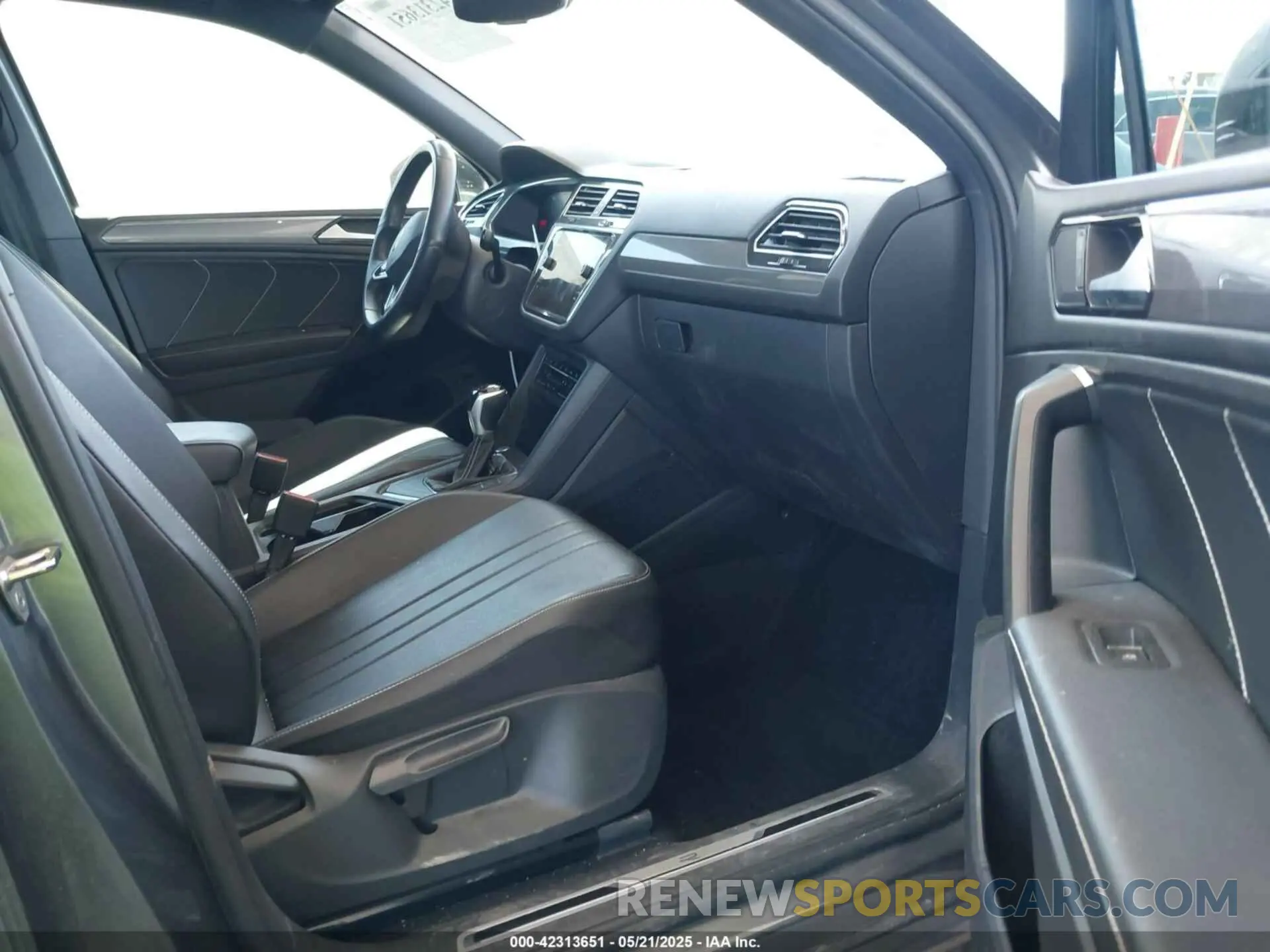 5 Photograph of a damaged car 3VVCB7AX8NM039730 VOLKSWAGEN TIGUAN 2022