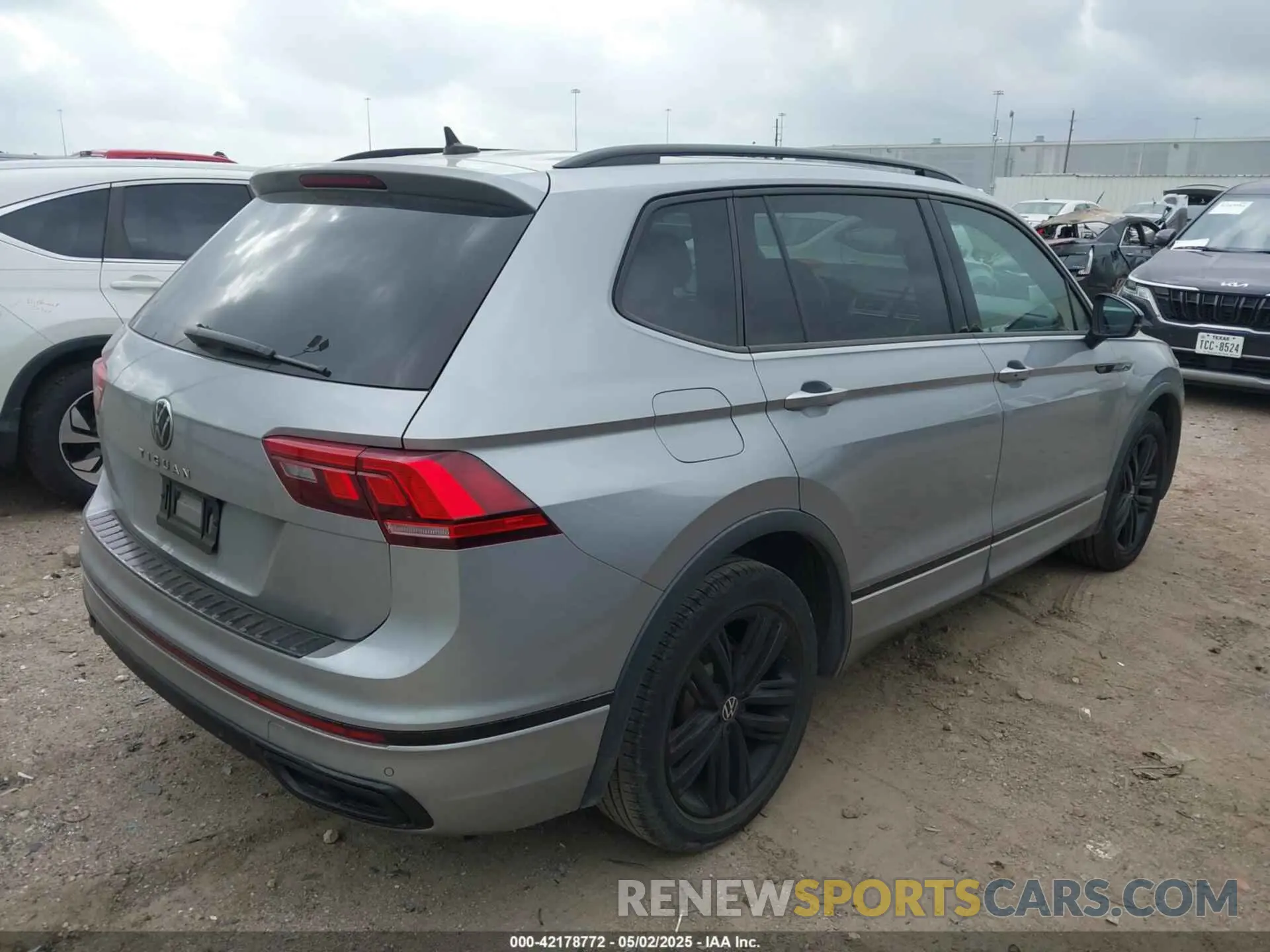 4 Photograph of a damaged car 3VVCB7AXXNM165748 VOLKSWAGEN TIGUAN 2022