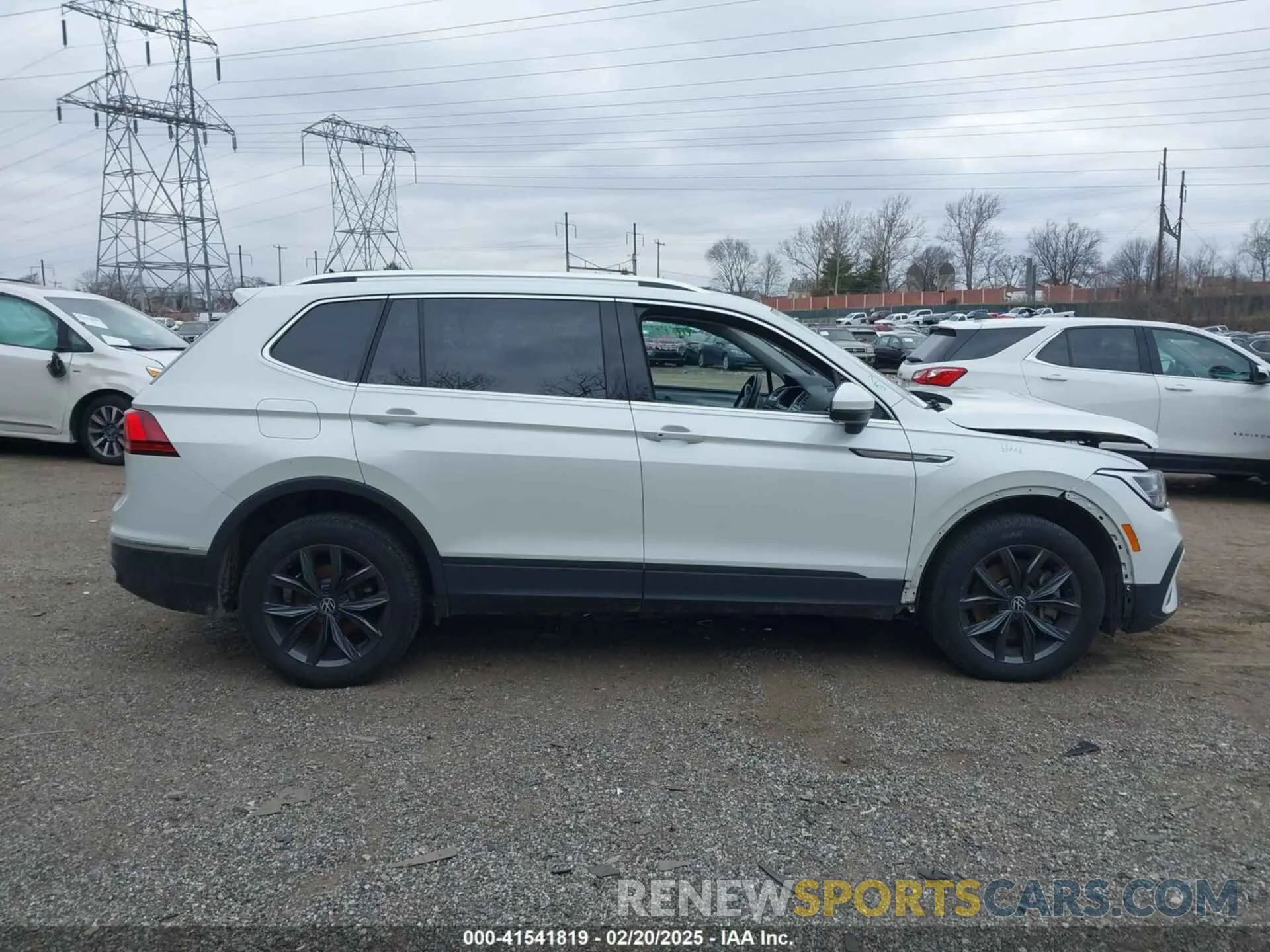 13 Photograph of a damaged car 3VV2B7AX8PM062519 VOLKSWAGEN TIGUAN 2023
