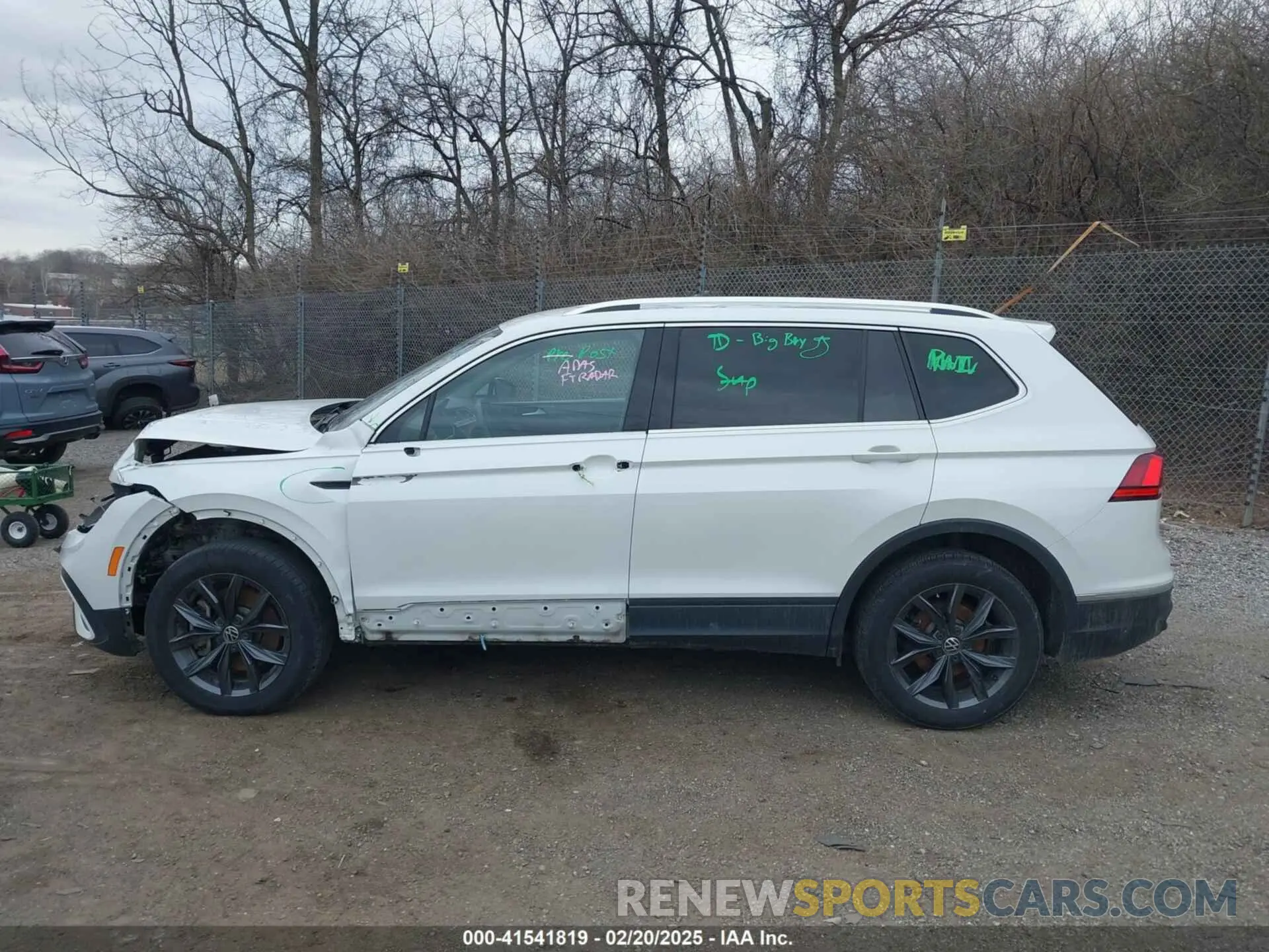 14 Photograph of a damaged car 3VV2B7AX8PM062519 VOLKSWAGEN TIGUAN 2023