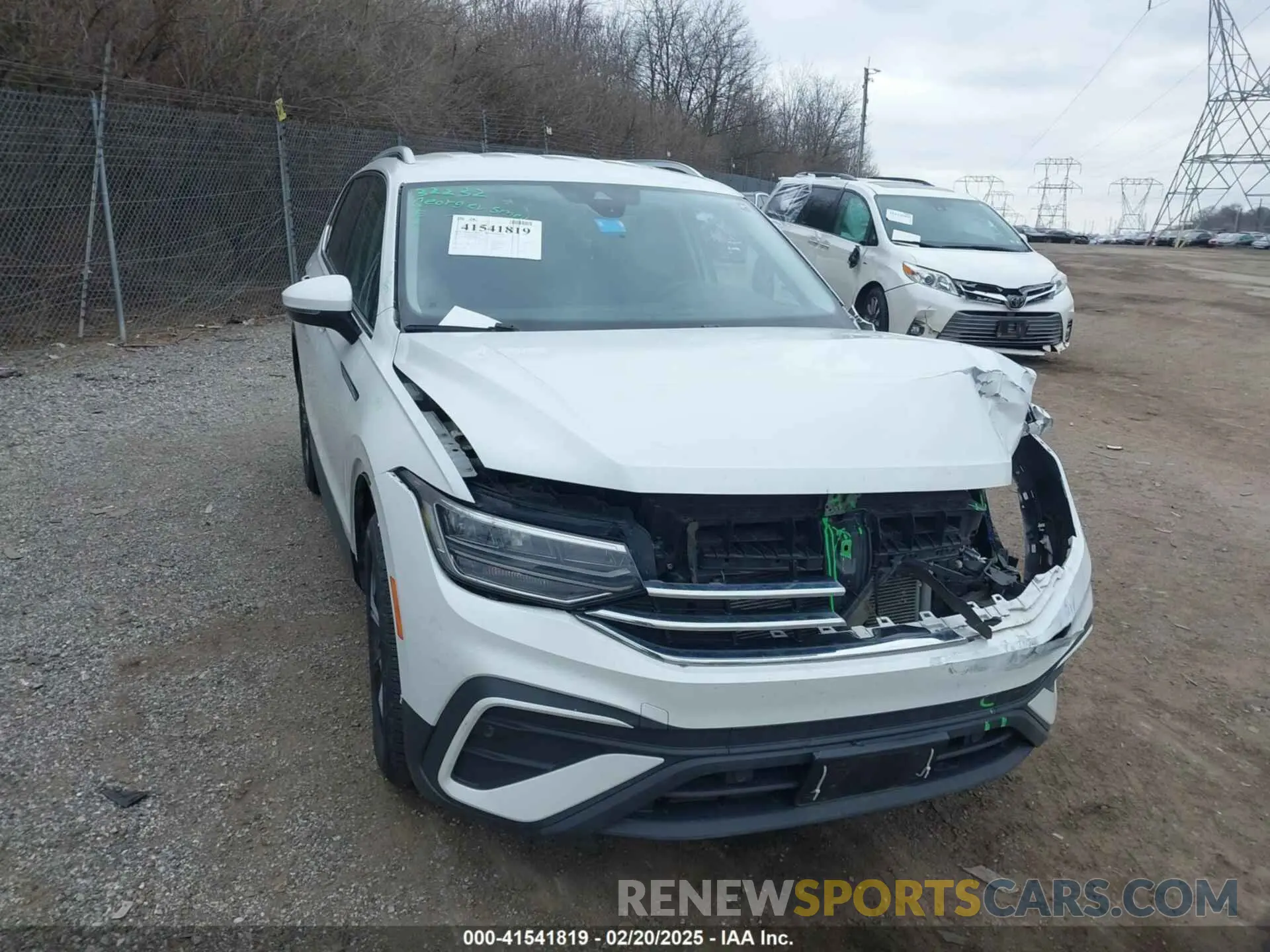 17 Photograph of a damaged car 3VV2B7AX8PM062519 VOLKSWAGEN TIGUAN 2023