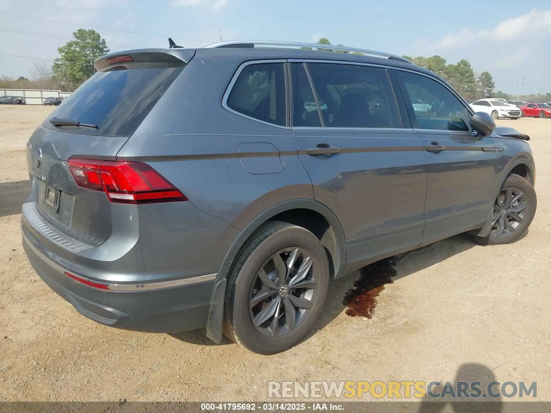 4 Photograph of a damaged car 3VV3B7AX1PM082647 VOLKSWAGEN TIGUAN 2023