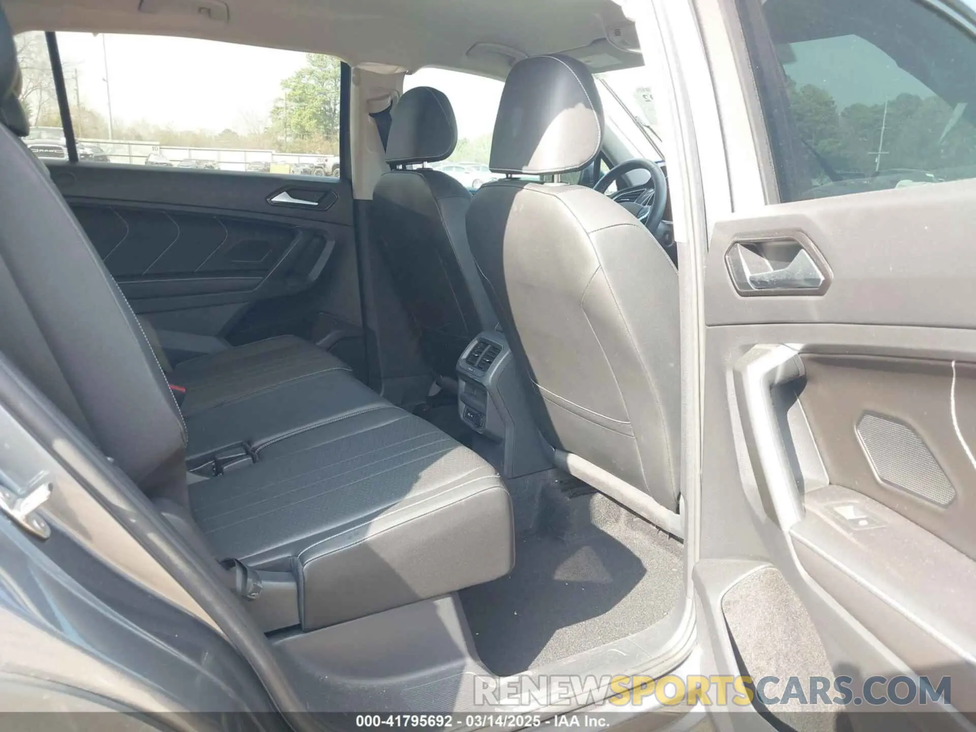 8 Photograph of a damaged car 3VV3B7AX1PM082647 VOLKSWAGEN TIGUAN 2023