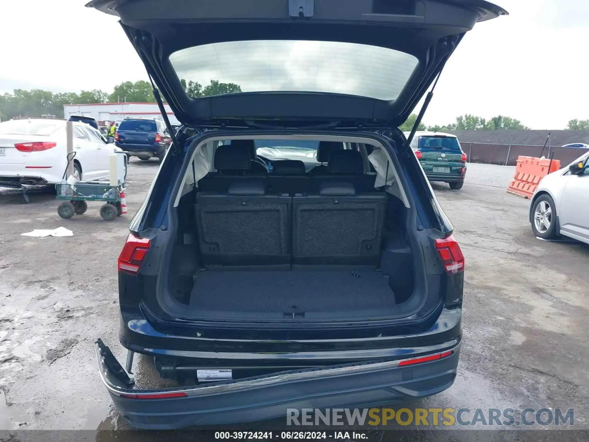 18 Photograph of a damaged car 3VV3B7AX4PM136264 VOLKSWAGEN TIGUAN 2023