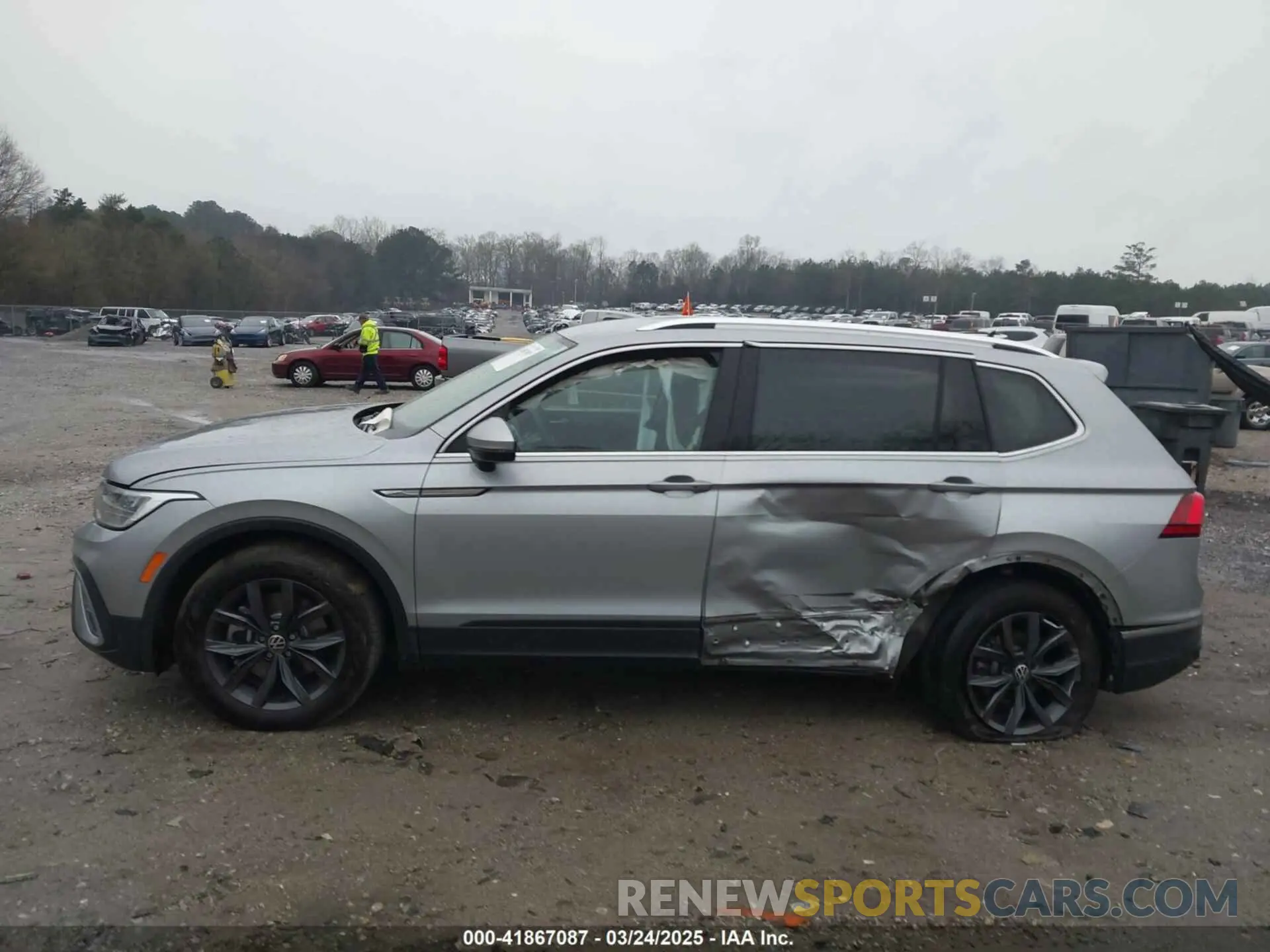 13 Photograph of a damaged car 3VV3B7AX6PM032195 VOLKSWAGEN TIGUAN 2023