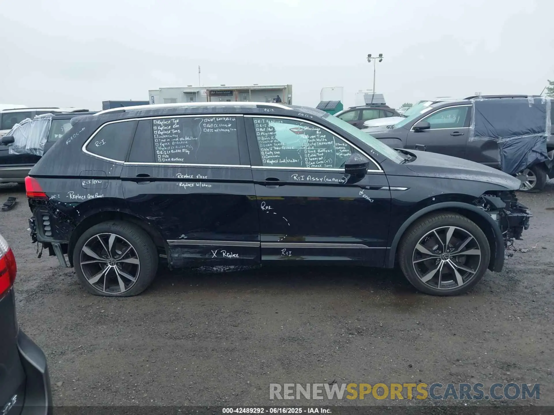 13 Photograph of a damaged car 3VV4B7AX5PM120501 VOLKSWAGEN TIGUAN 2023