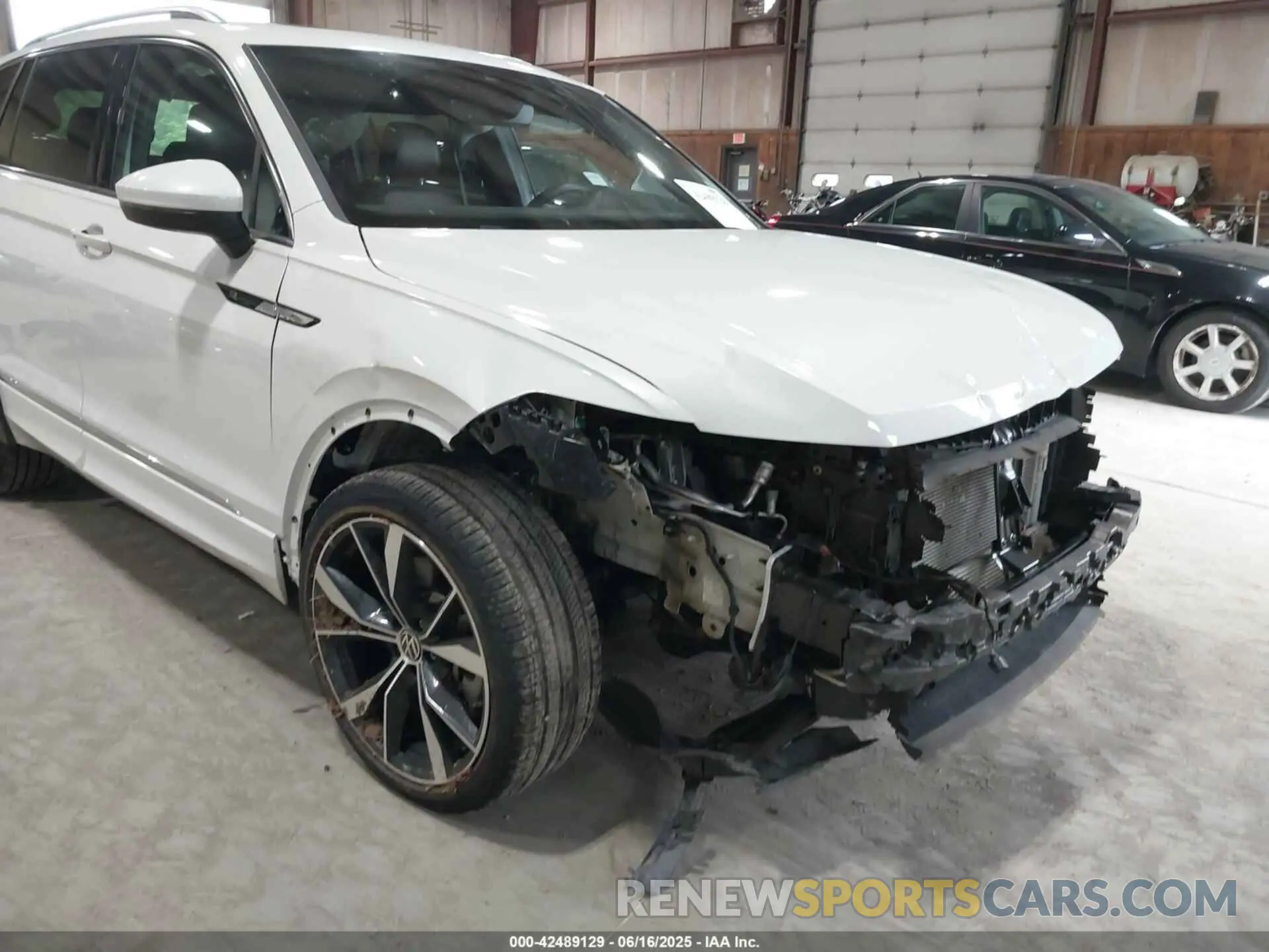 18 Photograph of a damaged car 3VV4B7AX8PM122002 VOLKSWAGEN TIGUAN 2023