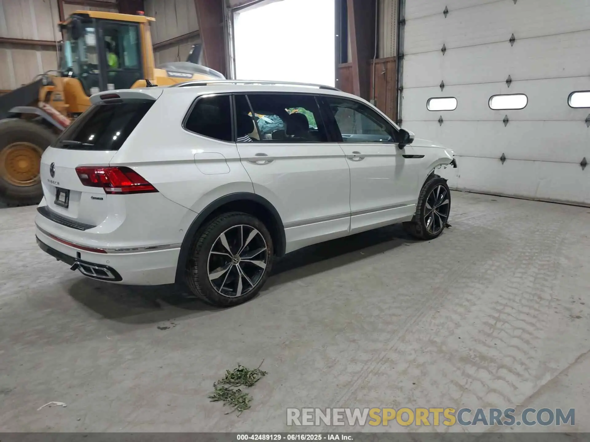 4 Photograph of a damaged car 3VV4B7AX8PM122002 VOLKSWAGEN TIGUAN 2023
