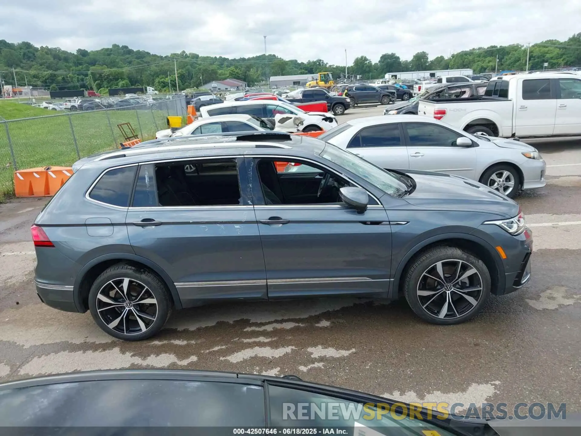 13 Photograph of a damaged car 3VV4B7AXXPM094963 VOLKSWAGEN TIGUAN 2023