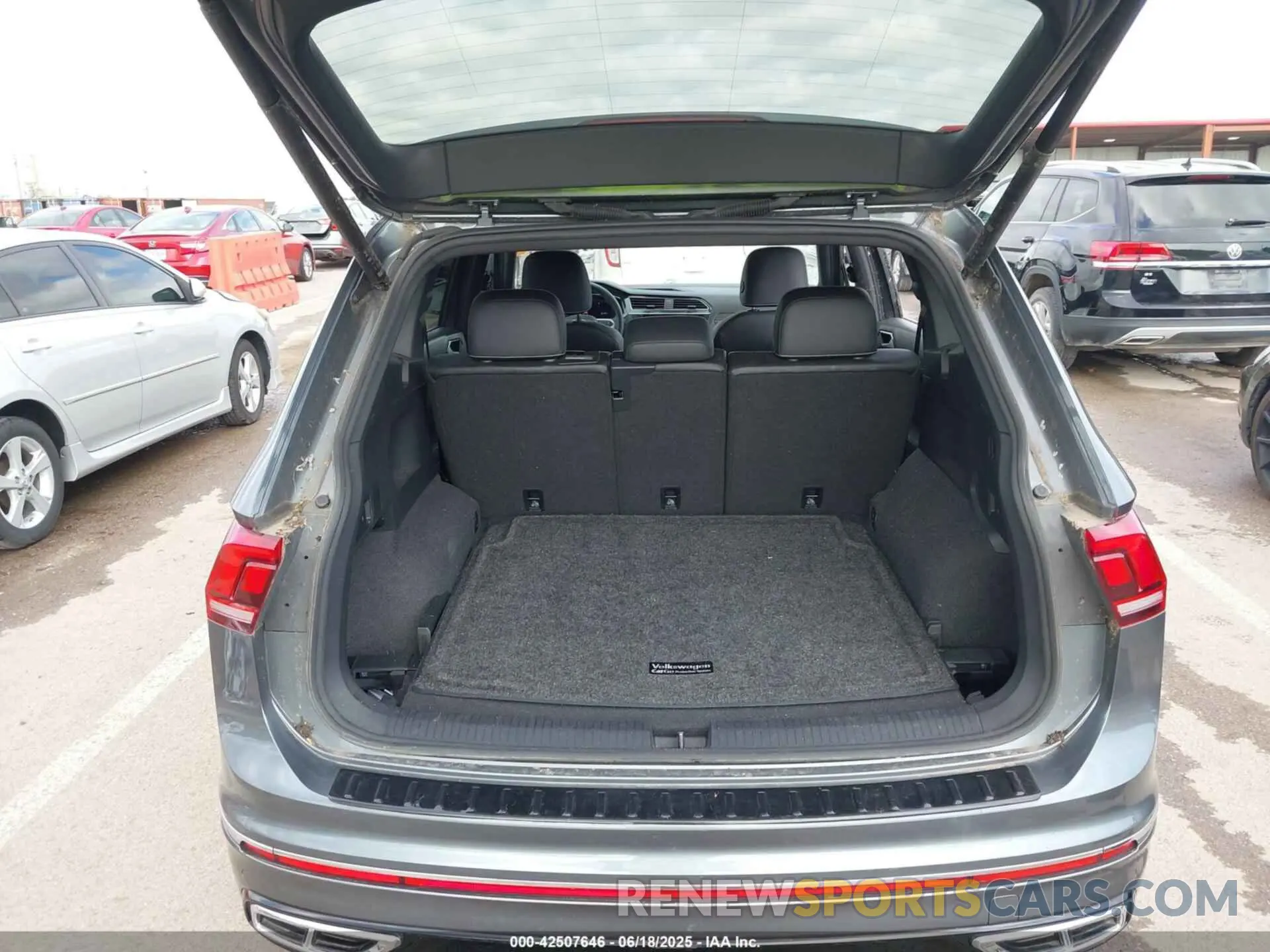 18 Photograph of a damaged car 3VV4B7AXXPM094963 VOLKSWAGEN TIGUAN 2023