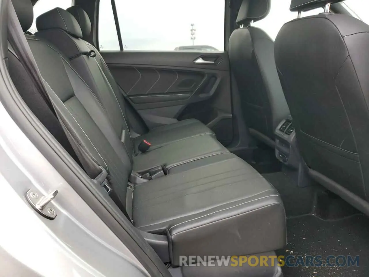 11 Photograph of a damaged car 3VV8B7AX1PM023703 VOLKSWAGEN TIGUAN 2023