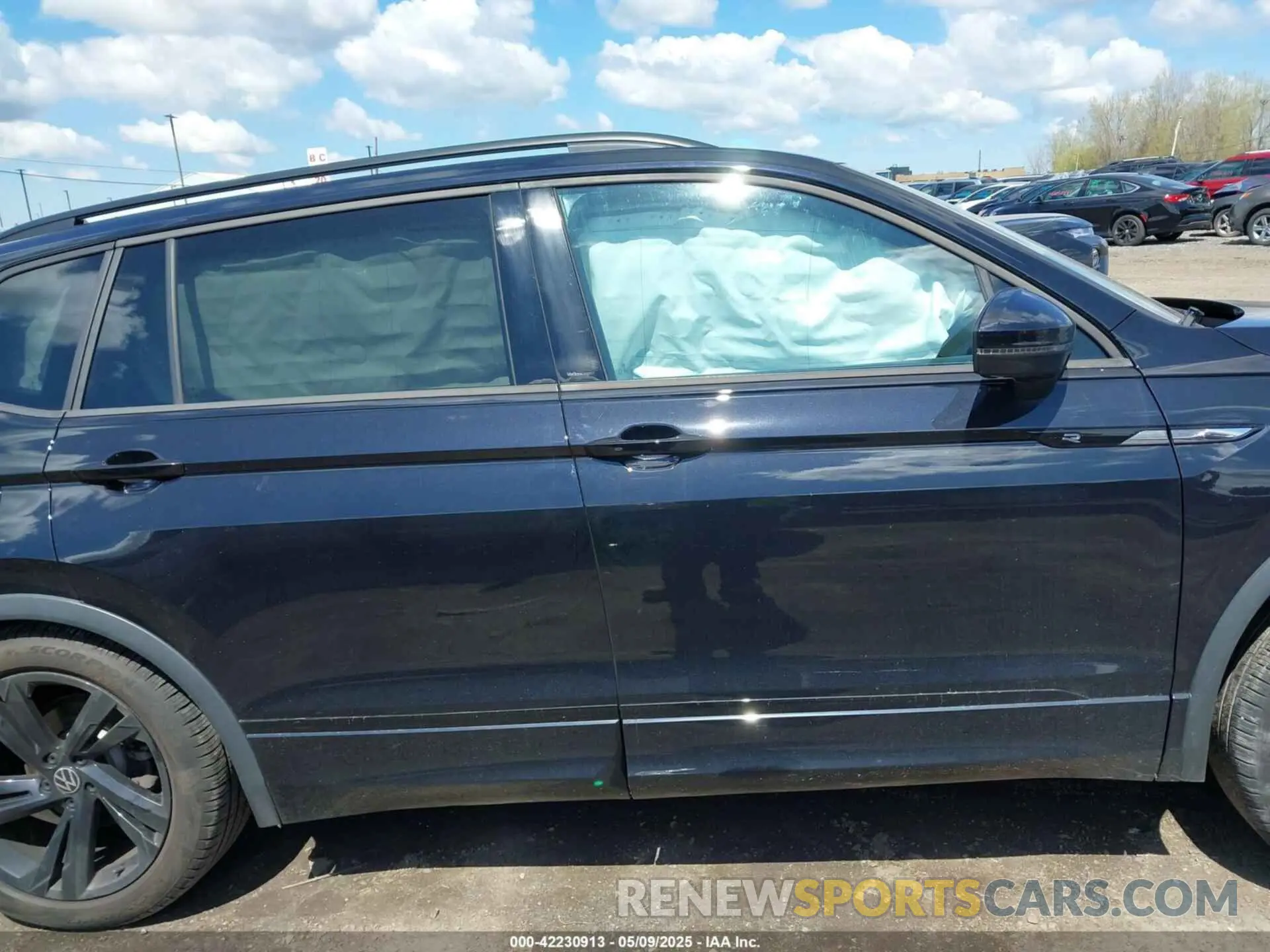 13 Photograph of a damaged car 3VV8B7AX1PM031316 VOLKSWAGEN TIGUAN 2023