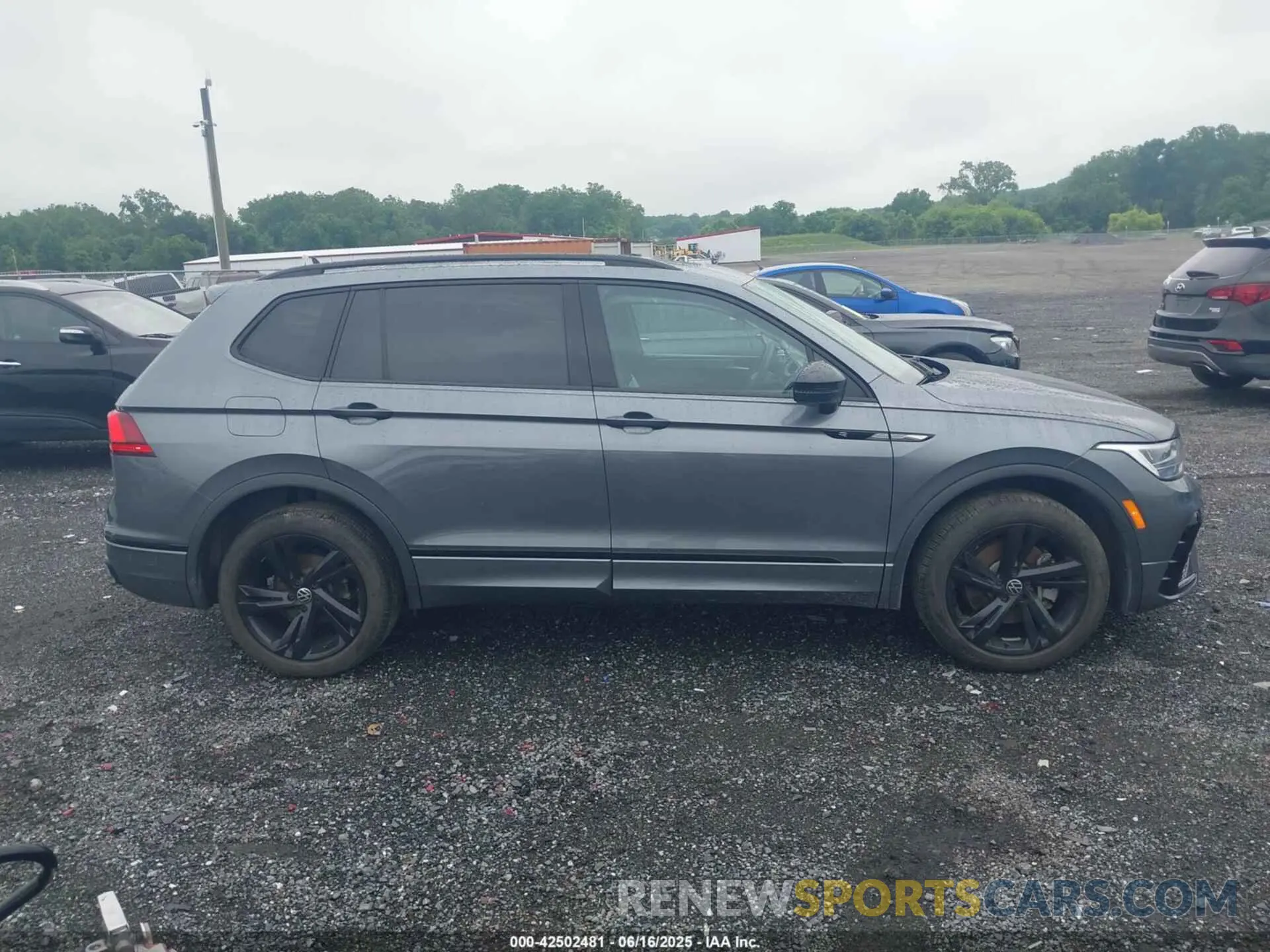 13 Photograph of a damaged car 3VV8B7AX8PM076348 VOLKSWAGEN TIGUAN 2023