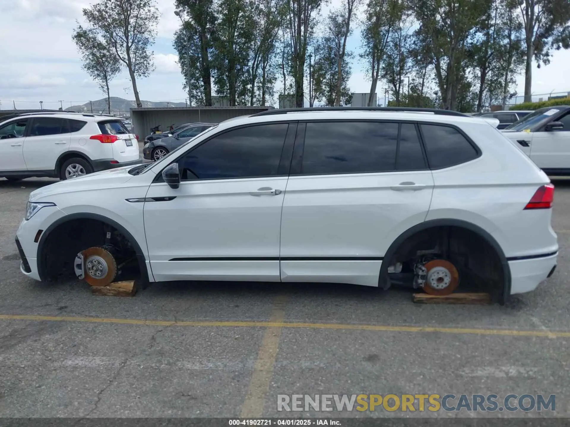 14 Photograph of a damaged car 3VVCB7AX3PM133002 VOLKSWAGEN TIGUAN 2023