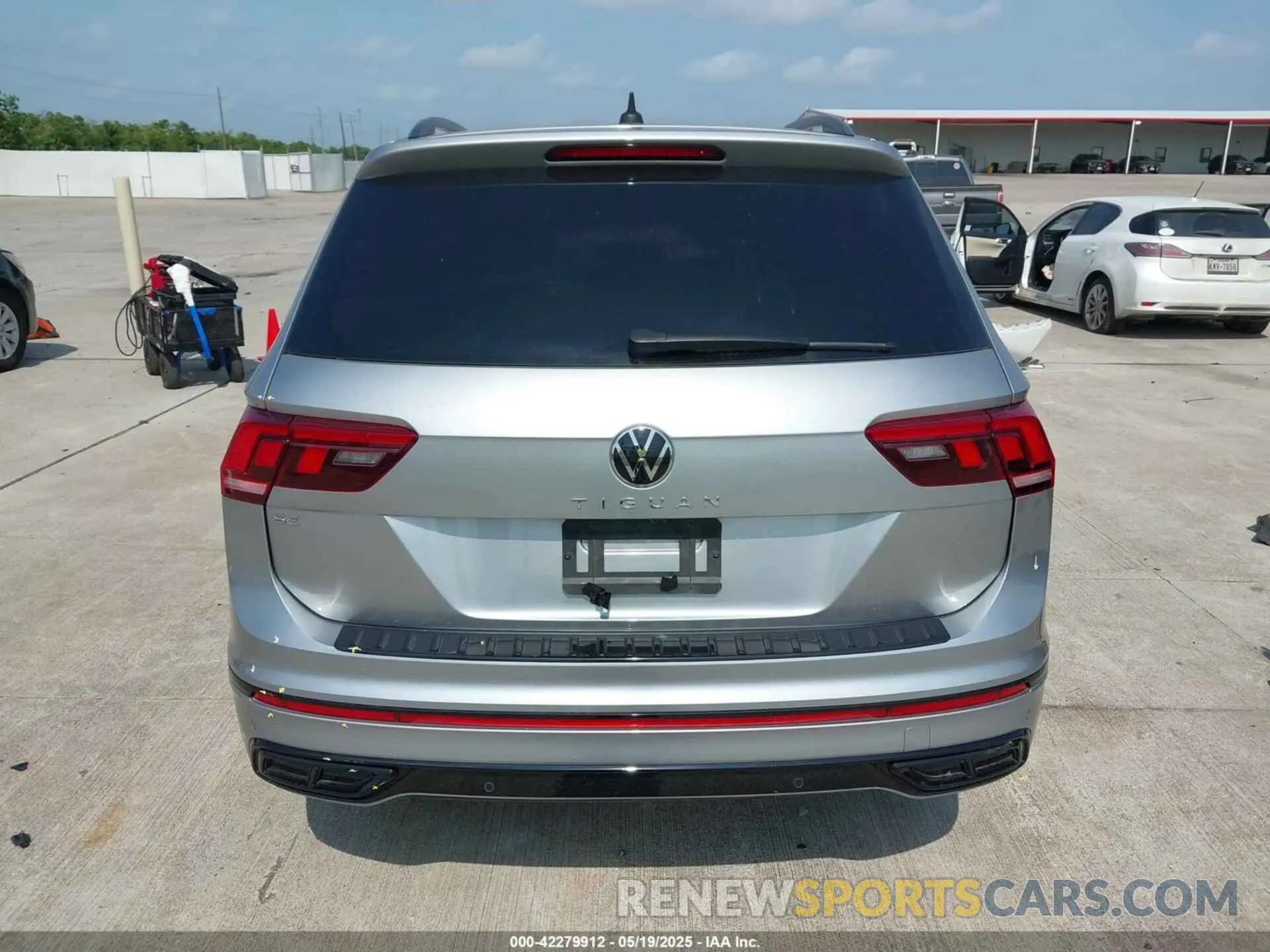 16 Photograph of a damaged car 3VVCB7AX5PM064412 VOLKSWAGEN TIGUAN 2023