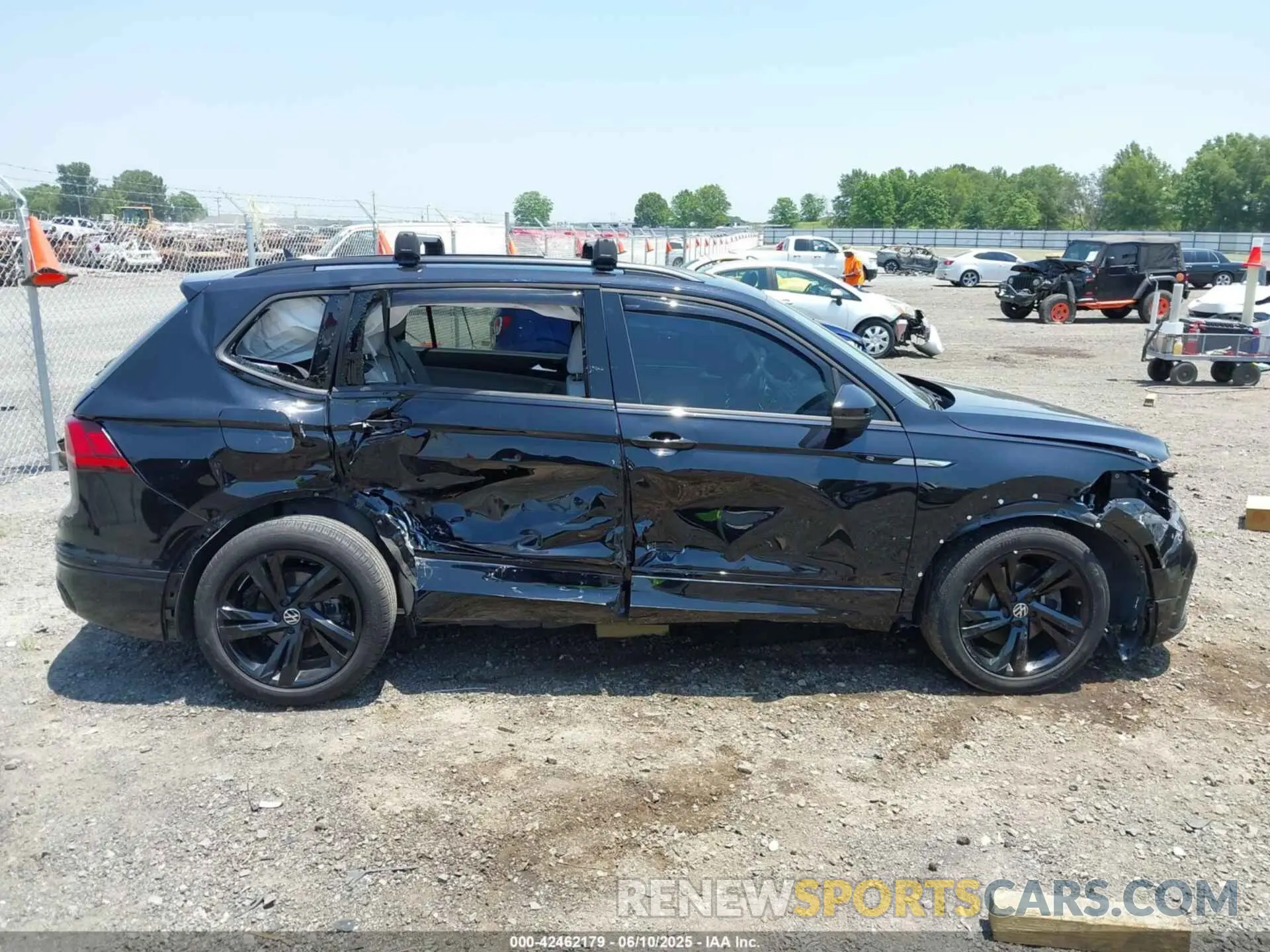 14 Photograph of a damaged car 3VVCB7AXXPM129898 VOLKSWAGEN TIGUAN 2023