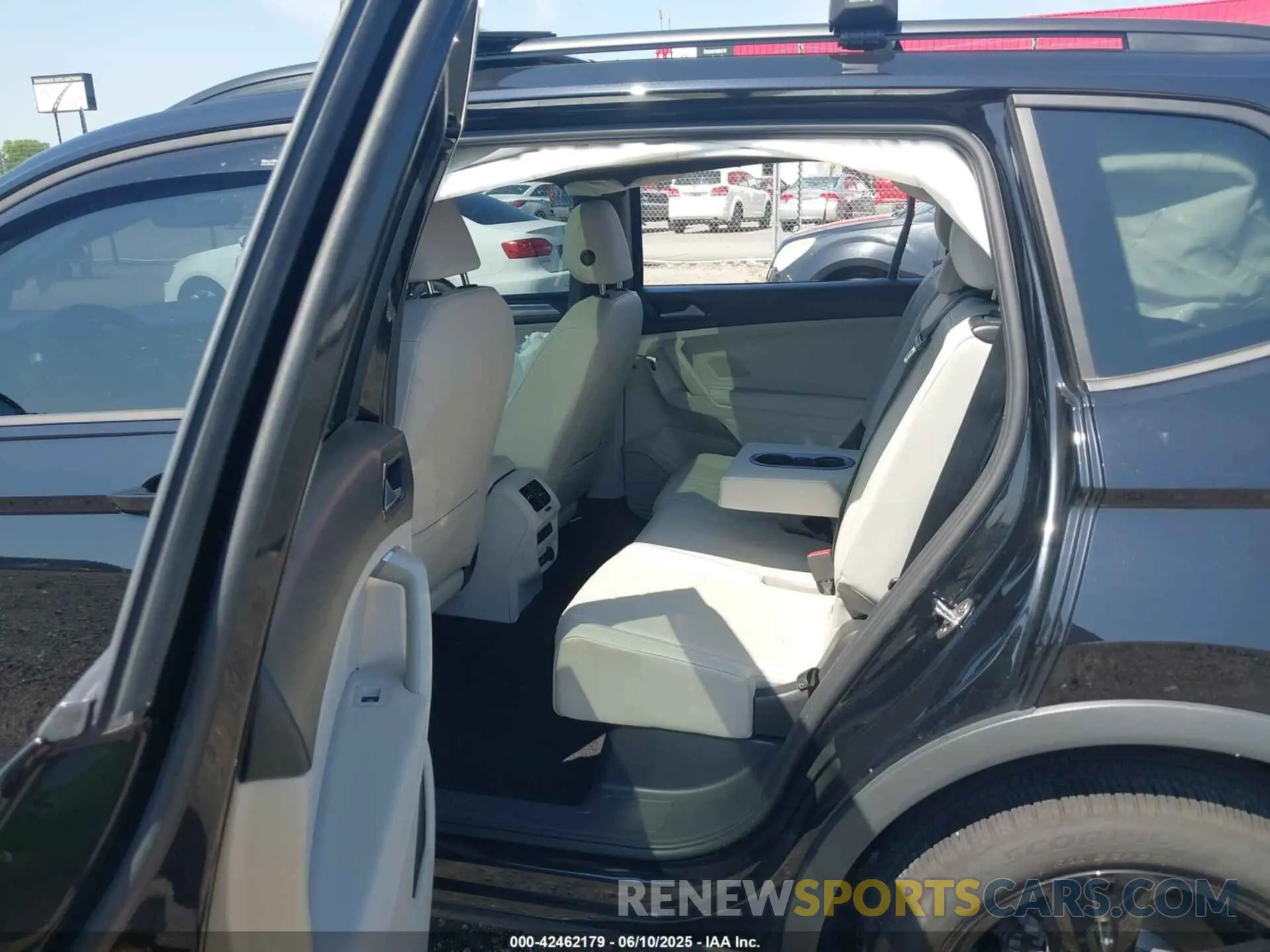 8 Photograph of a damaged car 3VVCB7AXXPM129898 VOLKSWAGEN TIGUAN 2023