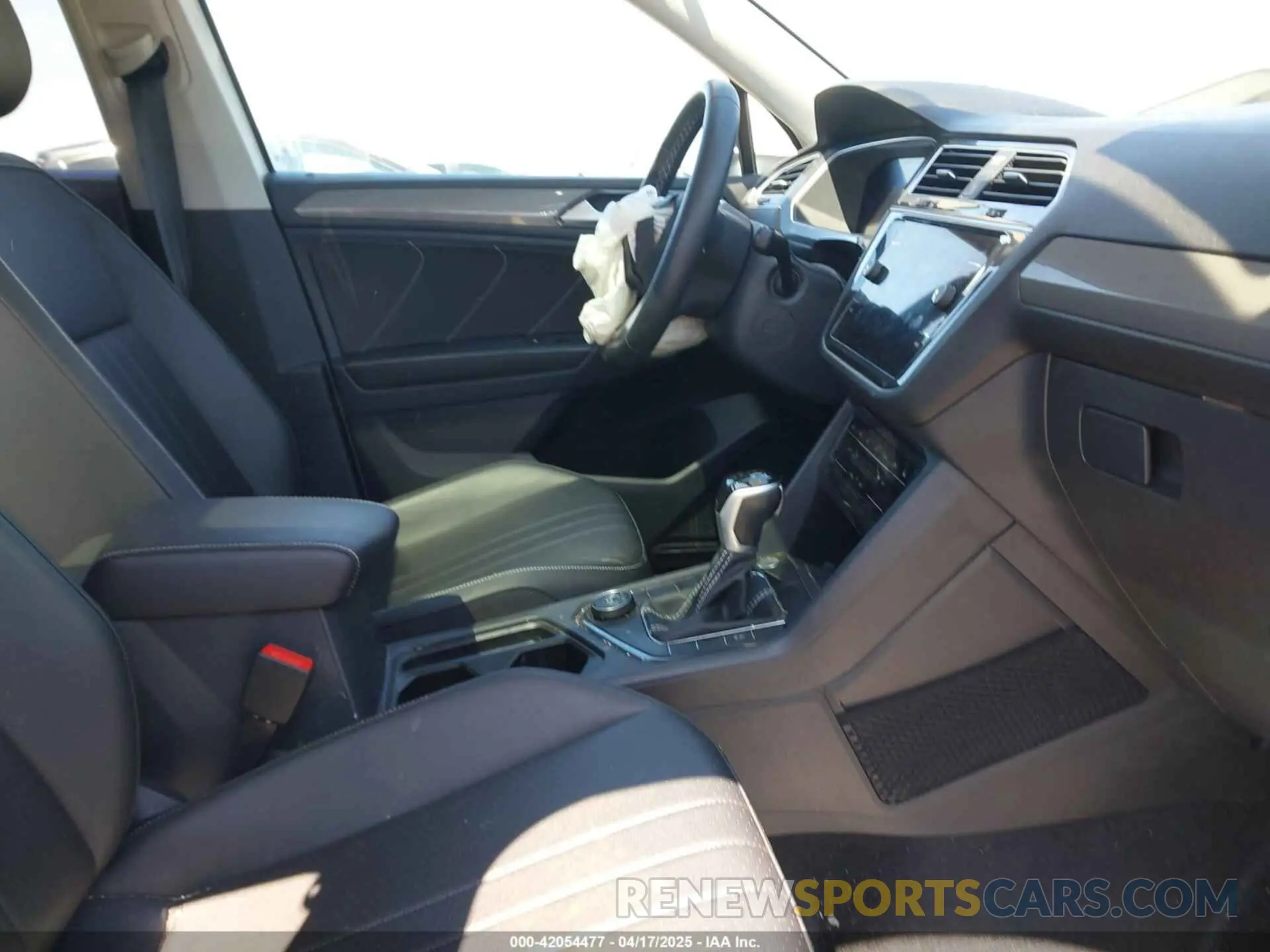 5 Photograph of a damaged car 3VVMB7AX4PM128427 VOLKSWAGEN TIGUAN 2023