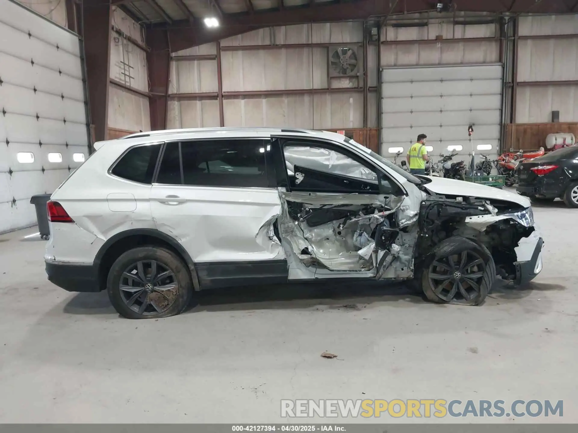 14 Photograph of a damaged car 3VVNB7AX5PM096138 VOLKSWAGEN TIGUAN 2023
