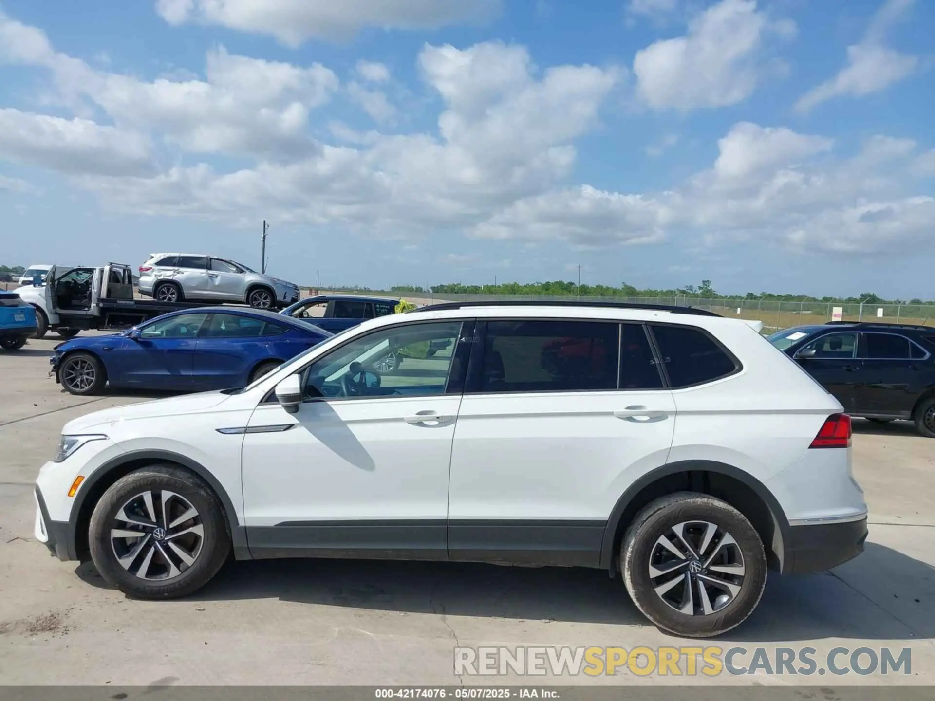 14 Photograph of a damaged car 3VVRB7AX1PM115138 VOLKSWAGEN TIGUAN 2023