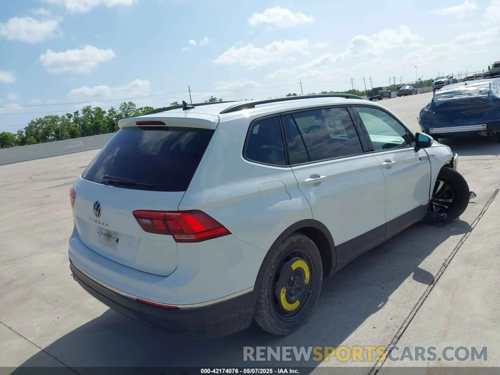 4 Photograph of a damaged car 3VVRB7AX1PM115138 VOLKSWAGEN TIGUAN 2023