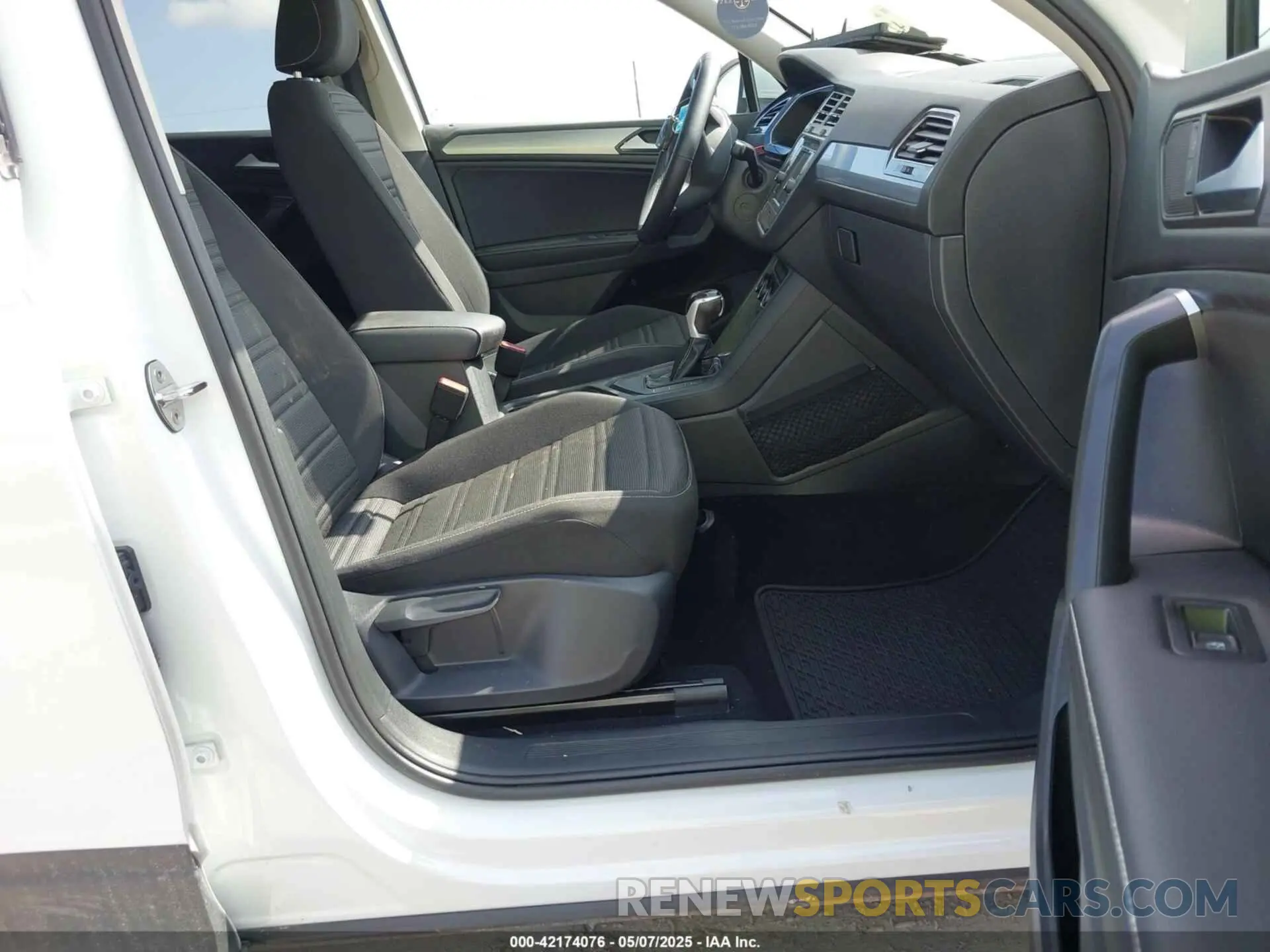 5 Photograph of a damaged car 3VVRB7AX1PM115138 VOLKSWAGEN TIGUAN 2023