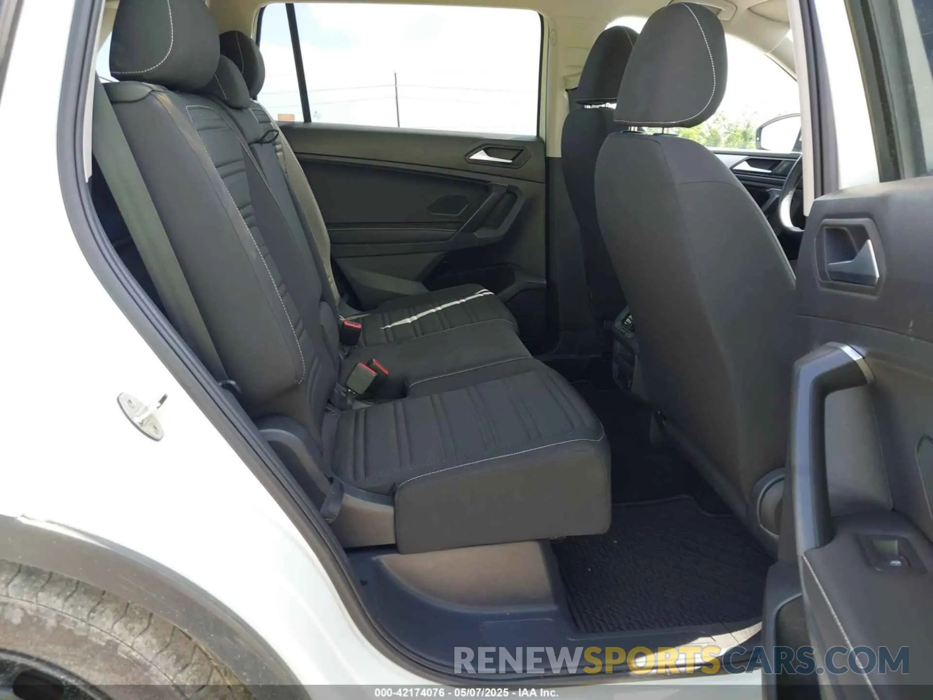 8 Photograph of a damaged car 3VVRB7AX1PM115138 VOLKSWAGEN TIGUAN 2023