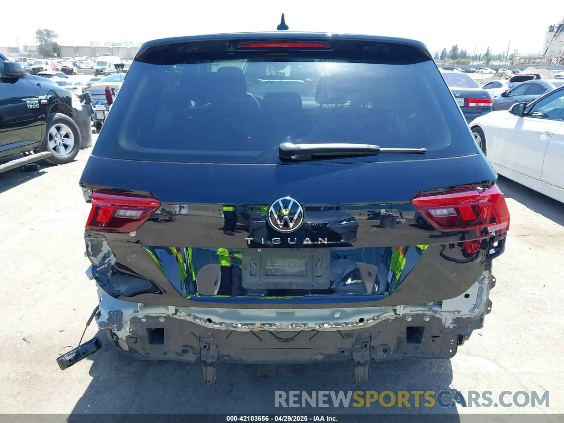 17 Photograph of a damaged car 3VVRB7AX3PM064709 VOLKSWAGEN TIGUAN 2023