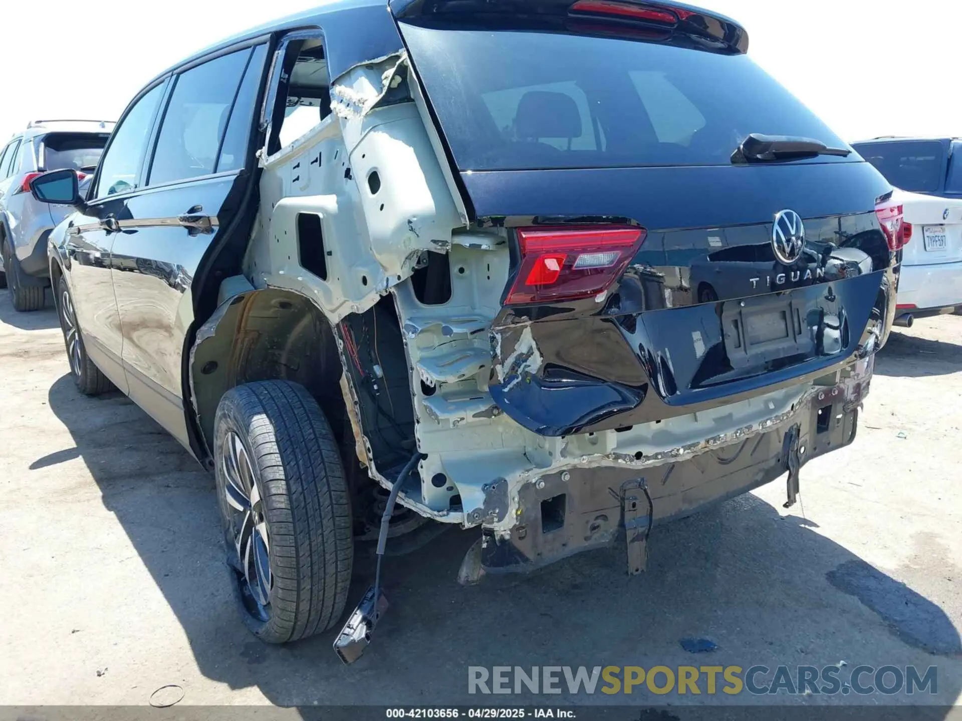 18 Photograph of a damaged car 3VVRB7AX3PM064709 VOLKSWAGEN TIGUAN 2023