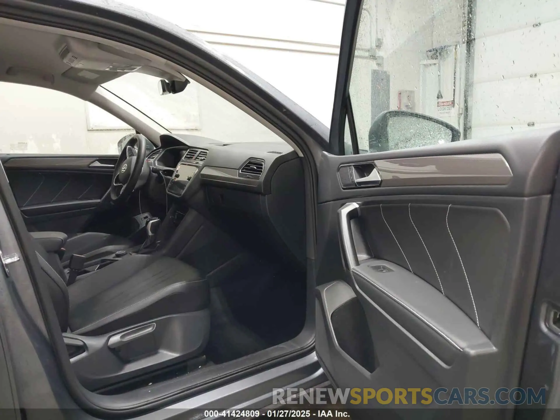5 Photograph of a damaged car 3VV2B7AX1RM108520 VOLKSWAGEN TIGUAN 2024