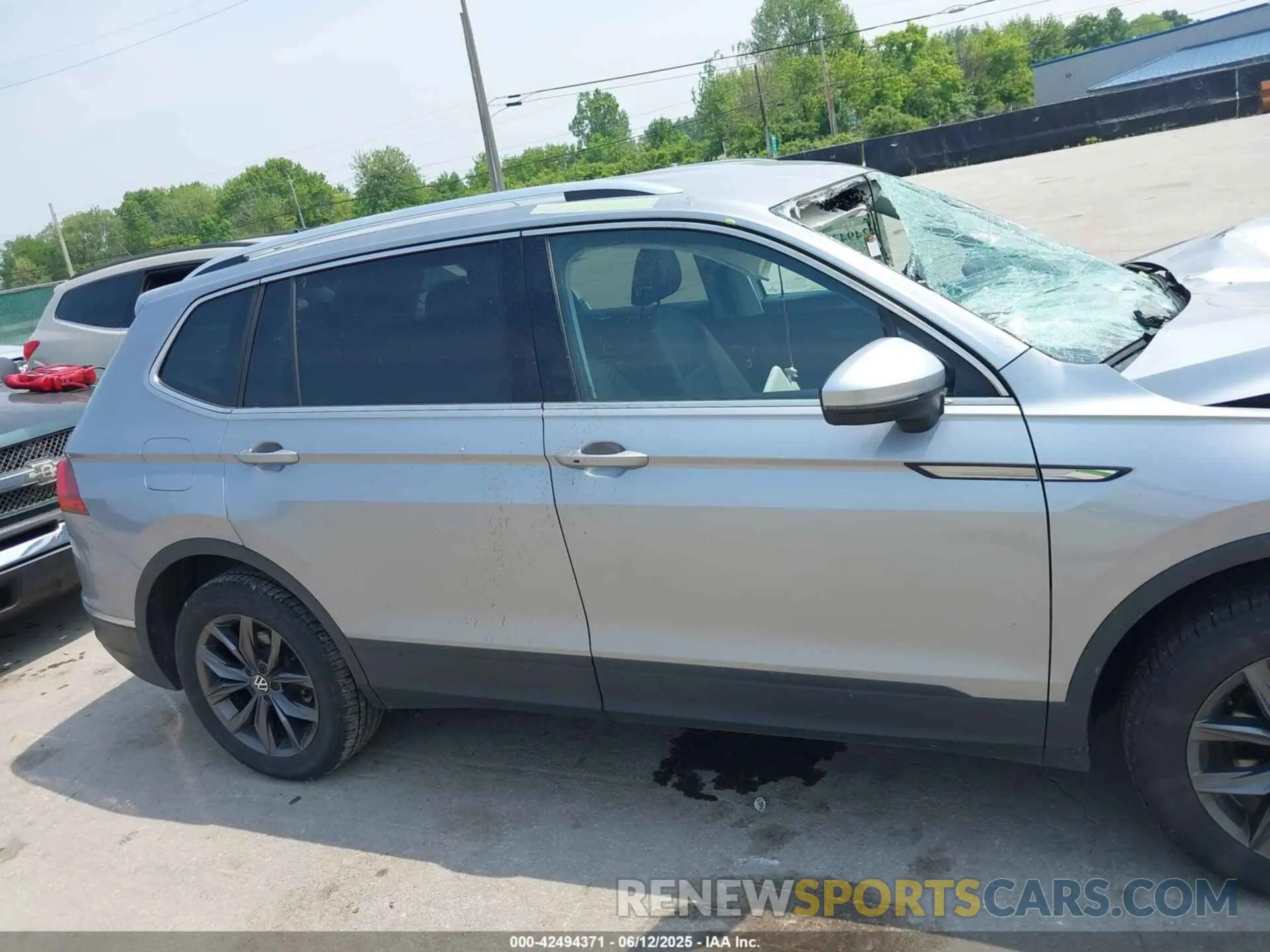 13 Photograph of a damaged car 3VV2B7AX2RM012282 VOLKSWAGEN TIGUAN 2024