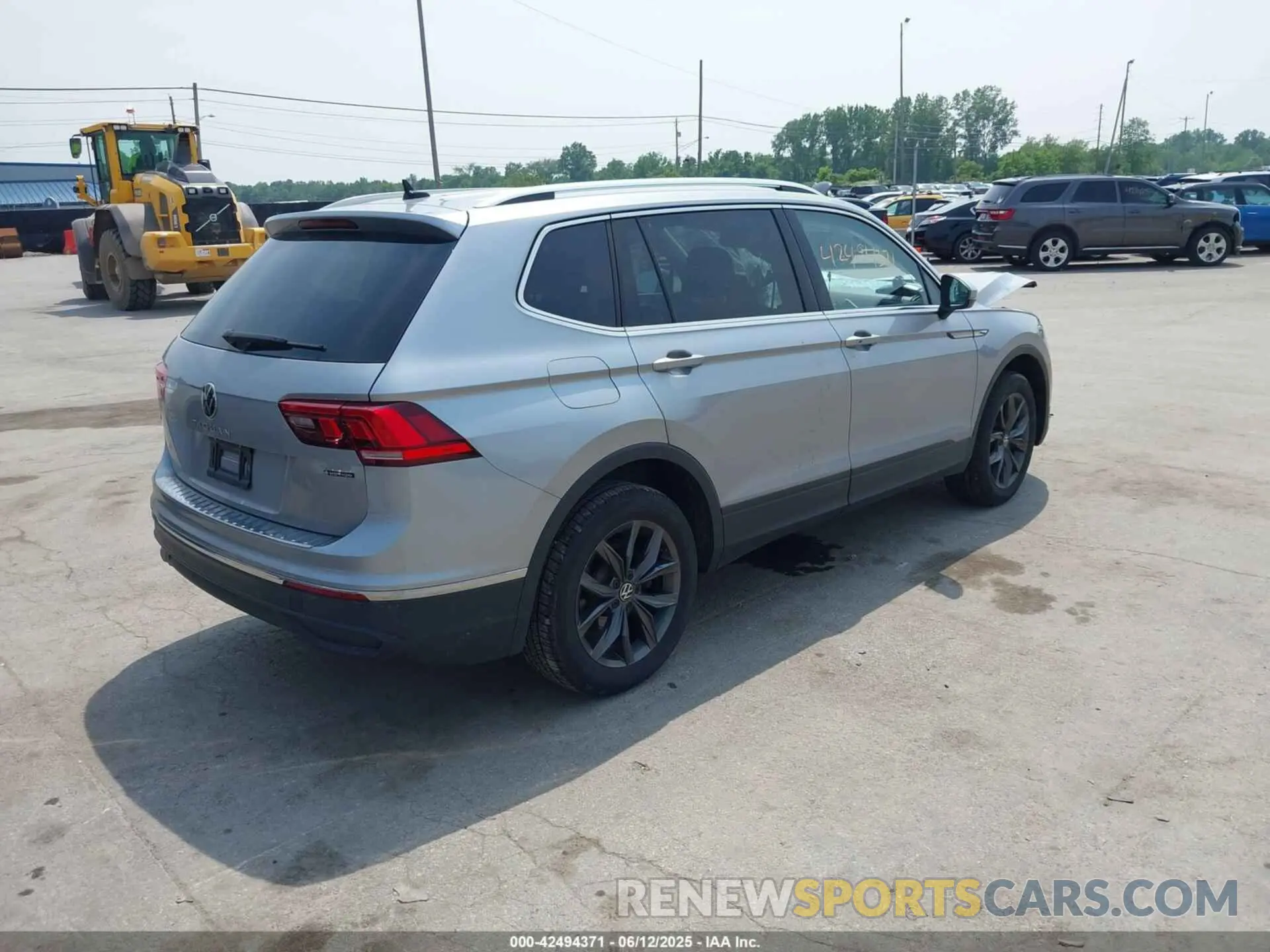 4 Photograph of a damaged car 3VV2B7AX2RM012282 VOLKSWAGEN TIGUAN 2024